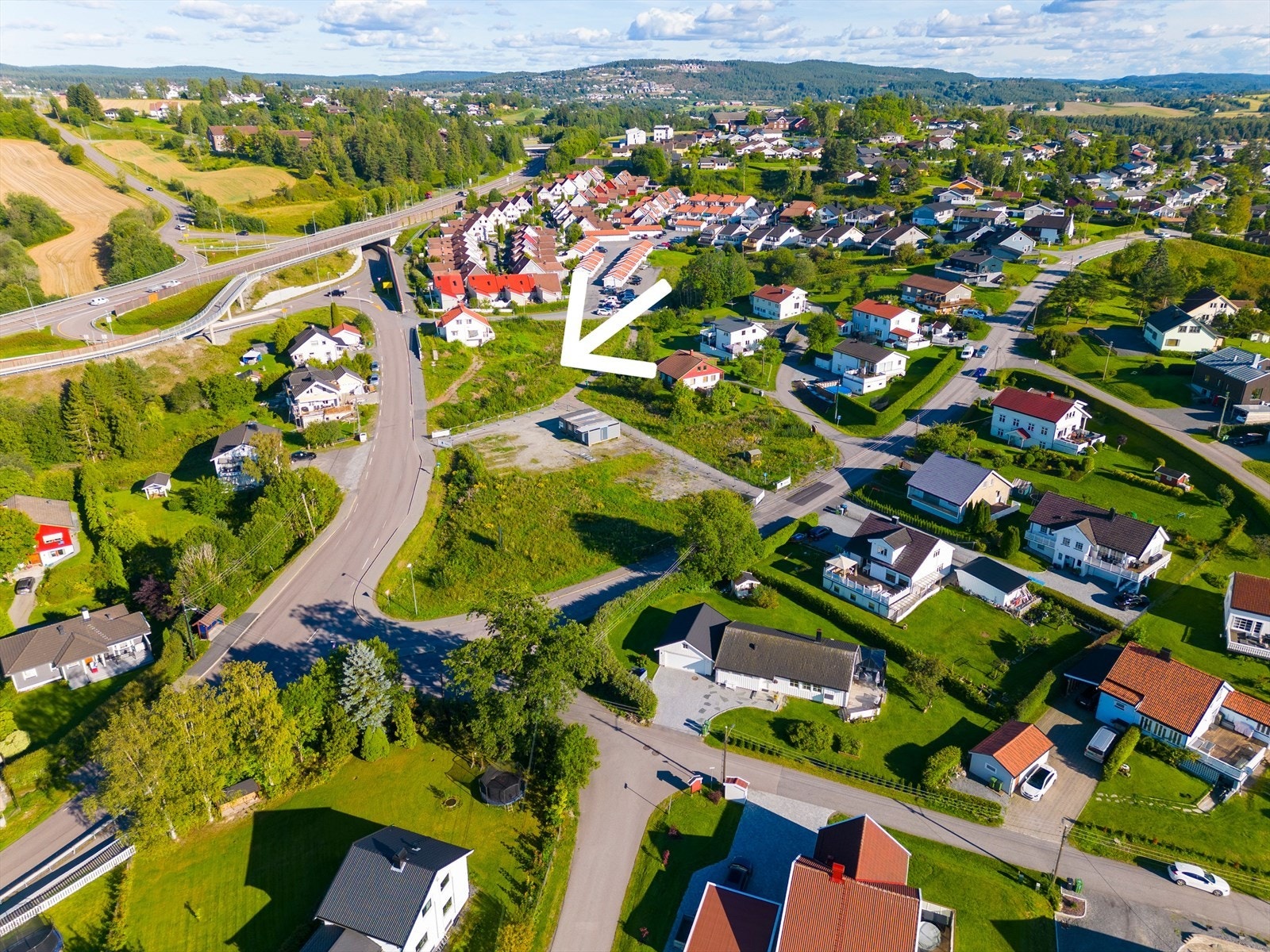 Godkjent til riving av bolig på eiendommen, samt frakobling av vann-og avløpsledninger. Bygg med til sammen 29 enheter er ferdig utviklet og klargjort for søknad om rammetillatelse. Galleribilde