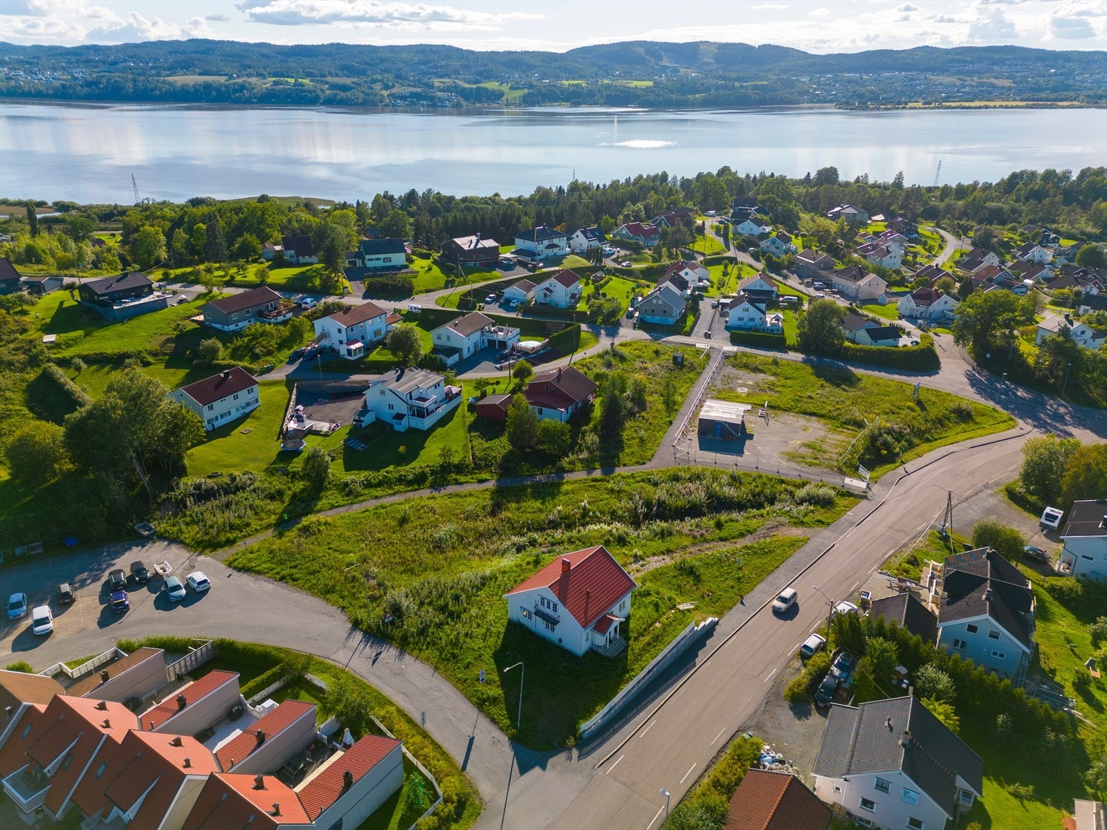 Tomten har i dag en bolig (rivningstillatelse foreligger). Resterende del av tomten benyttes til parkering. Eiendommen er omkranset av naturskjønne omgivelser. Galleribilde