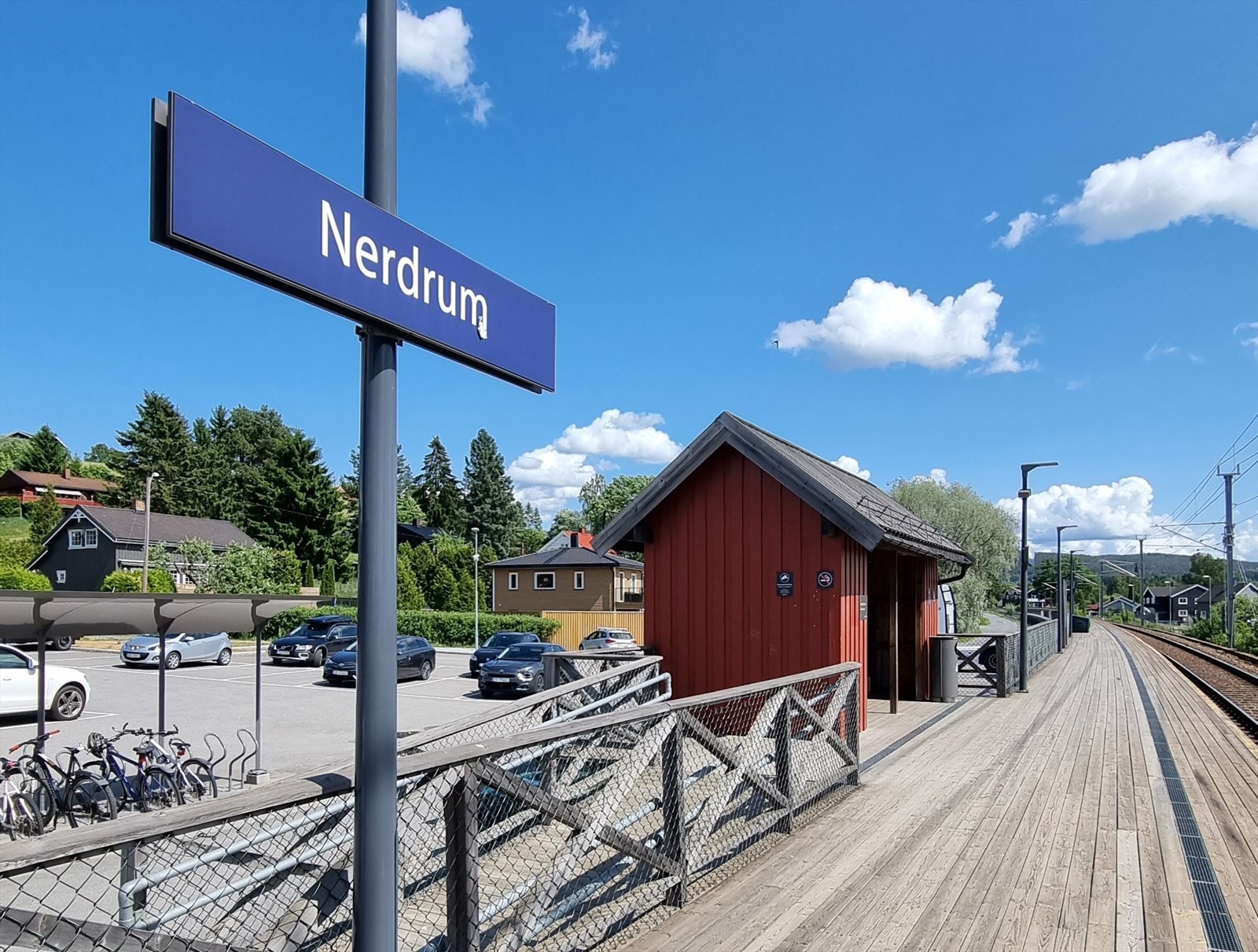 Nerdrum stasjon er nærmeste togstasjon. Her tar toget deg enkelt inn til Lillestrøm og videre mot Oslo. I motsatt retning går toget mot Fetsund og videre til Kongsvinger. Galleribilde