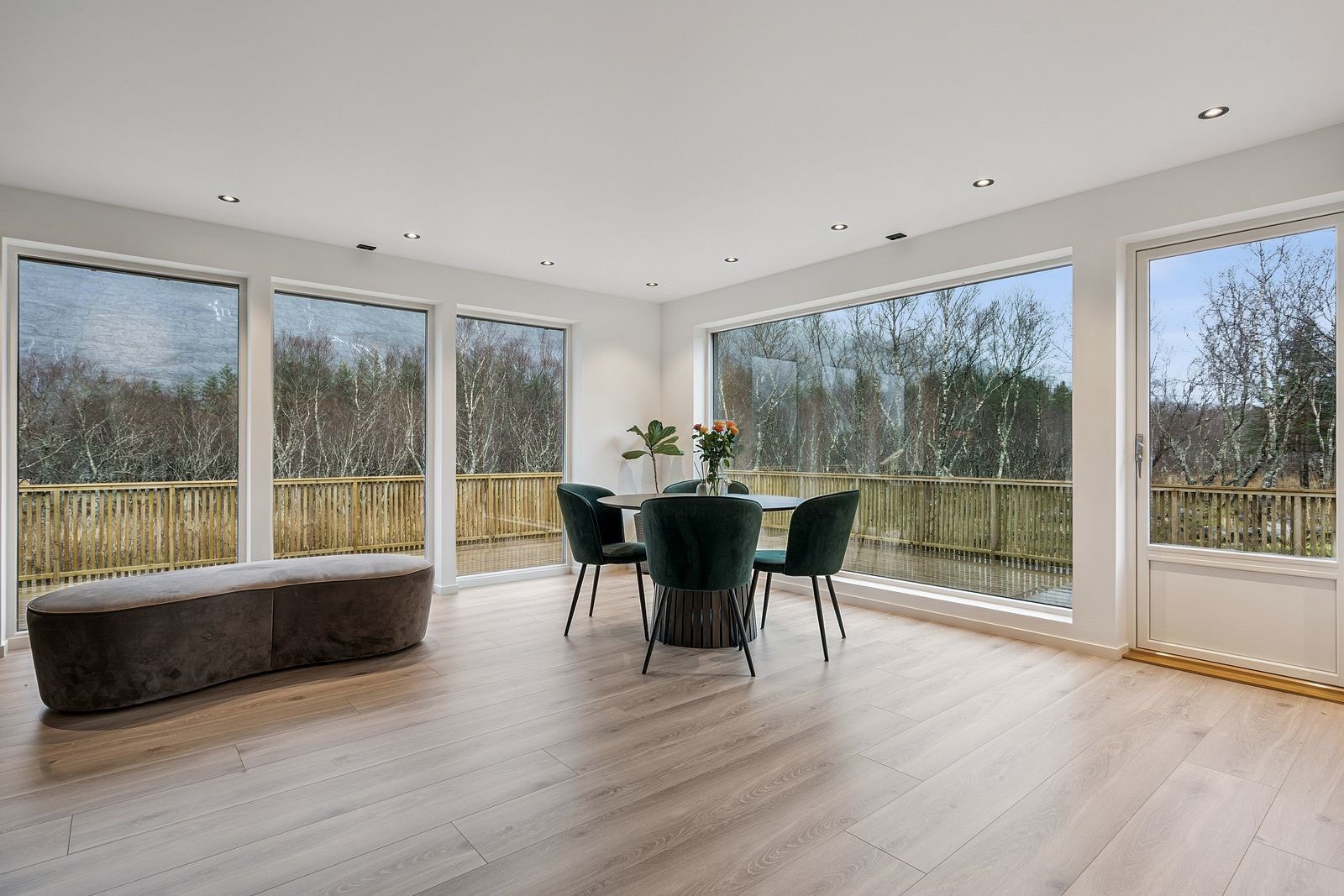 Stuen gir deg følelsen av å være tett på naturen - selv om du sitter inne Galleribilde