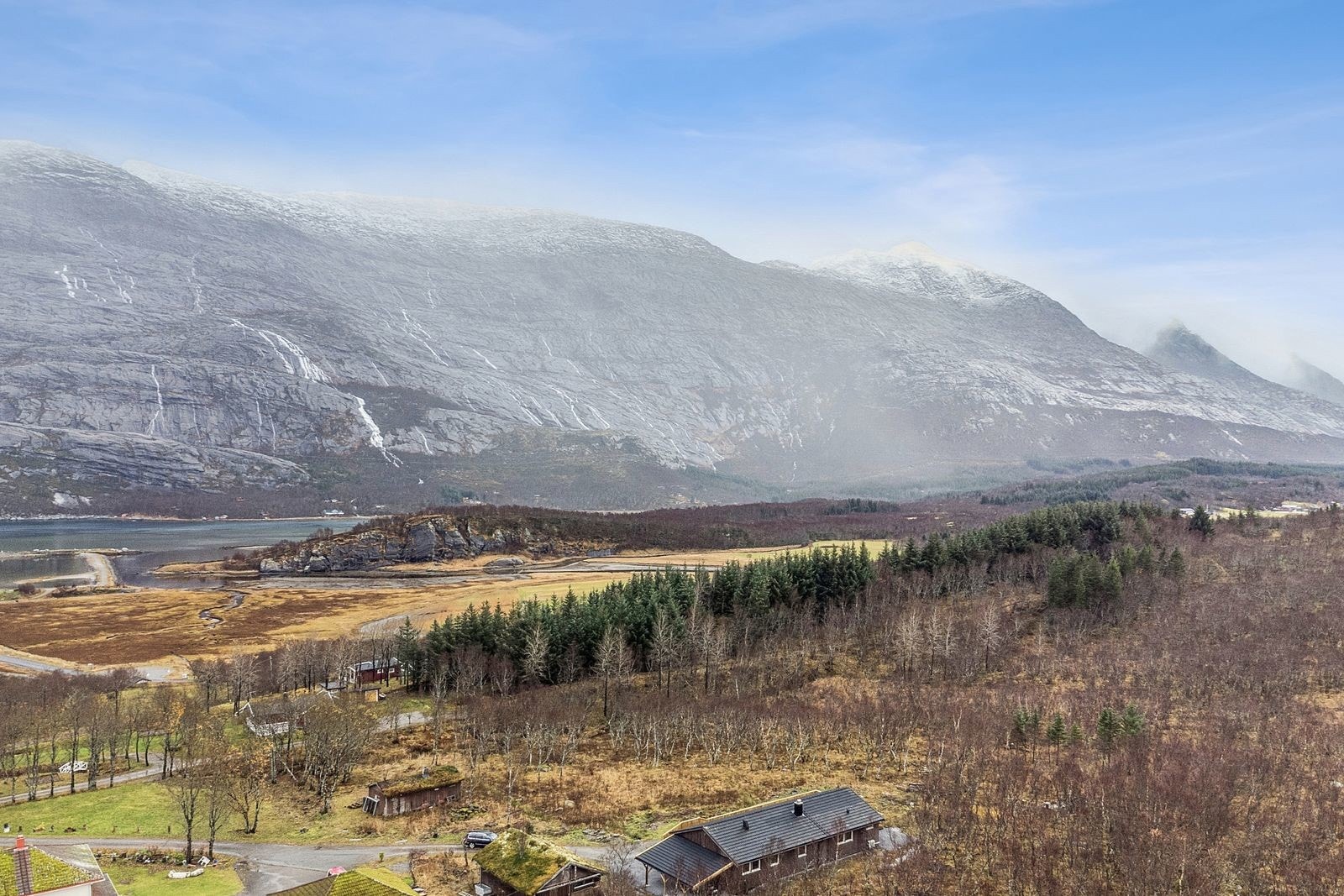 Oversiktsbilde mot fjellkjeden De Syv Søstre Galleribilde