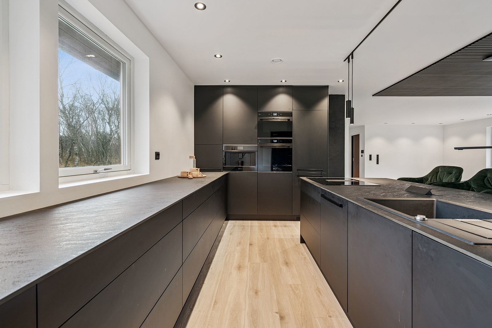 Her har du godt med skap- og benkeplass, samt god belysning Galleribilde