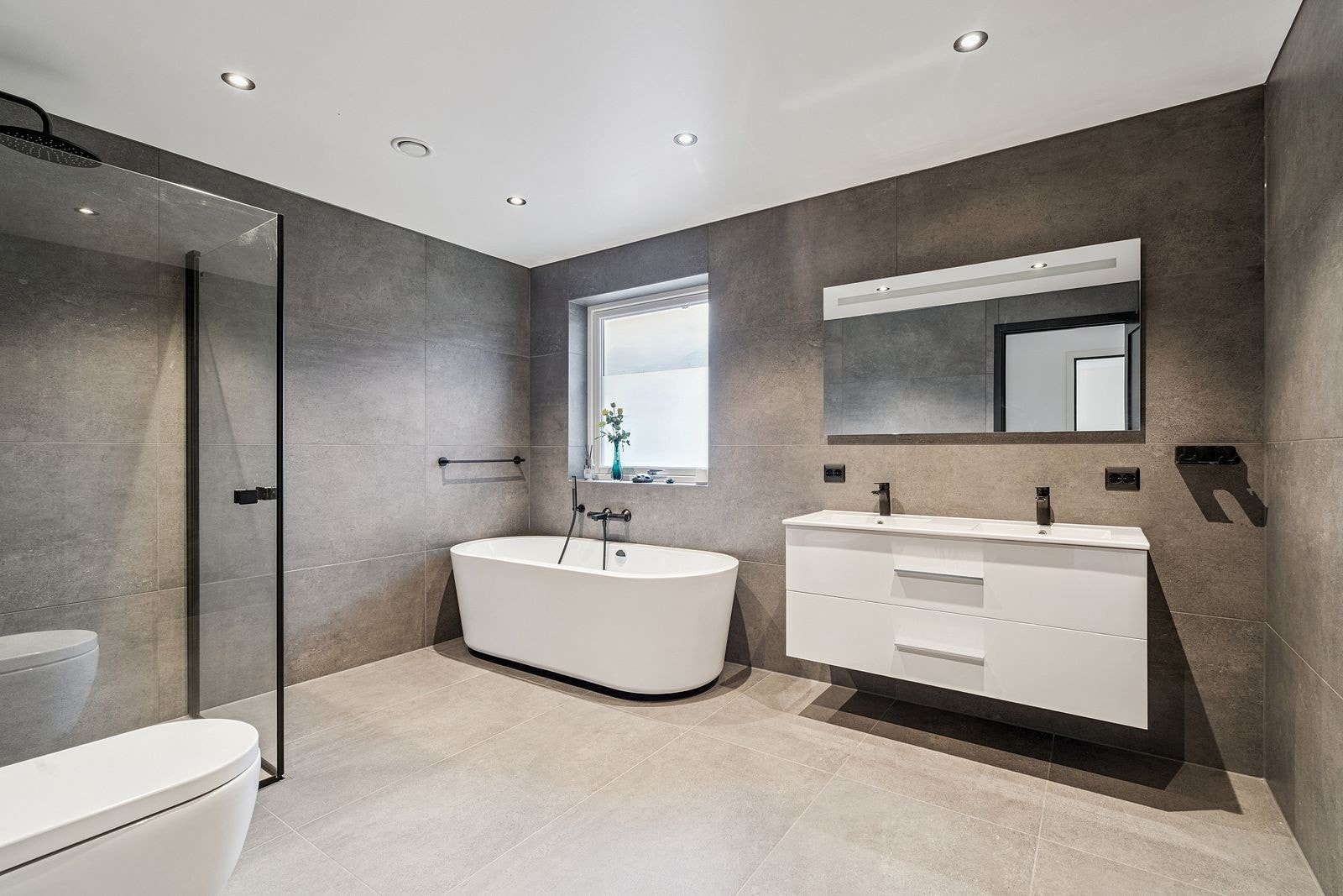 Stilrent baderom med alt du trenger for å starte dagen Galleribilde