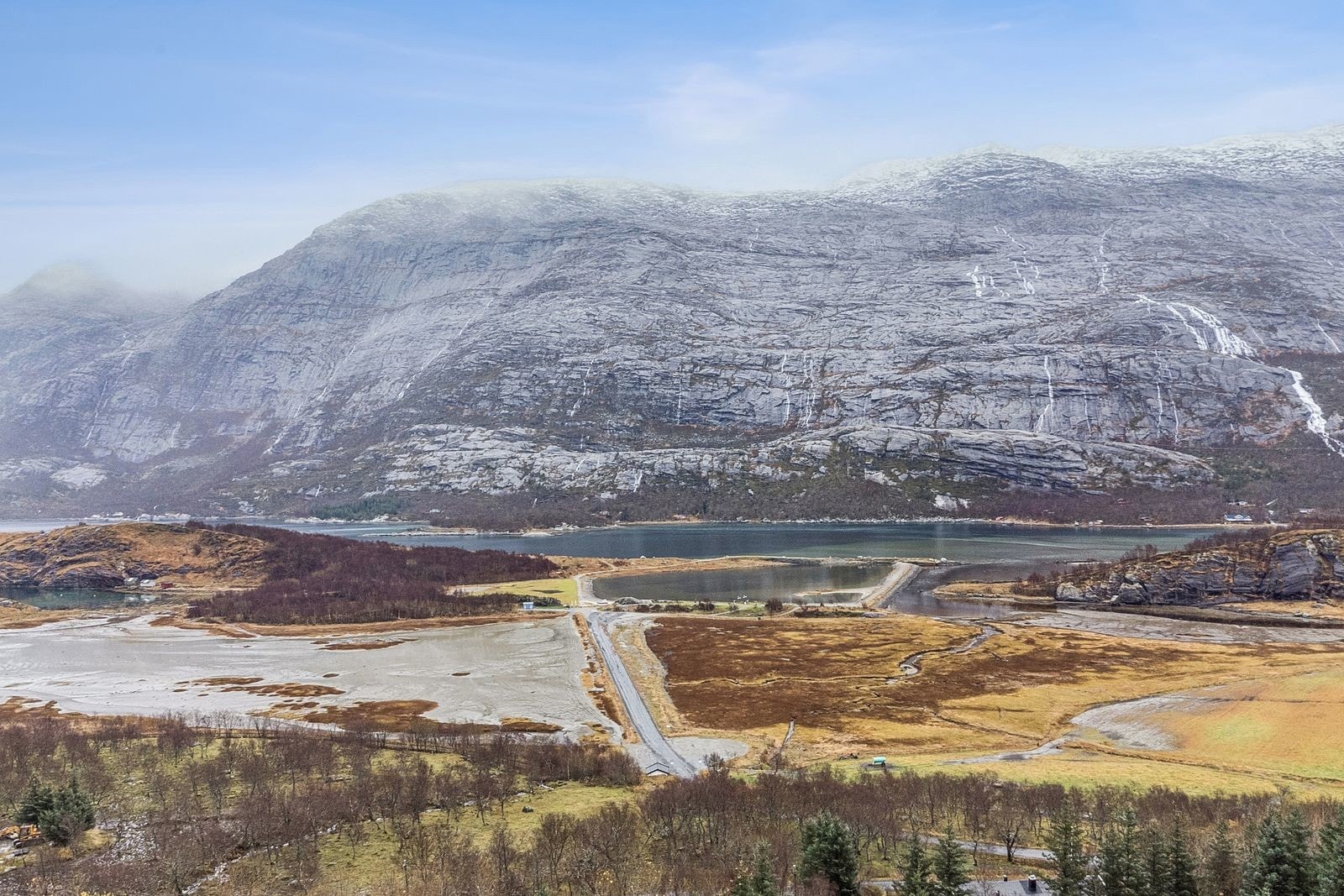 Her bor du landlig og fredelig til med kort vei til Sandnessjøen sentrum og Botn Havsbad - Velkommen til visning! Galleribilde