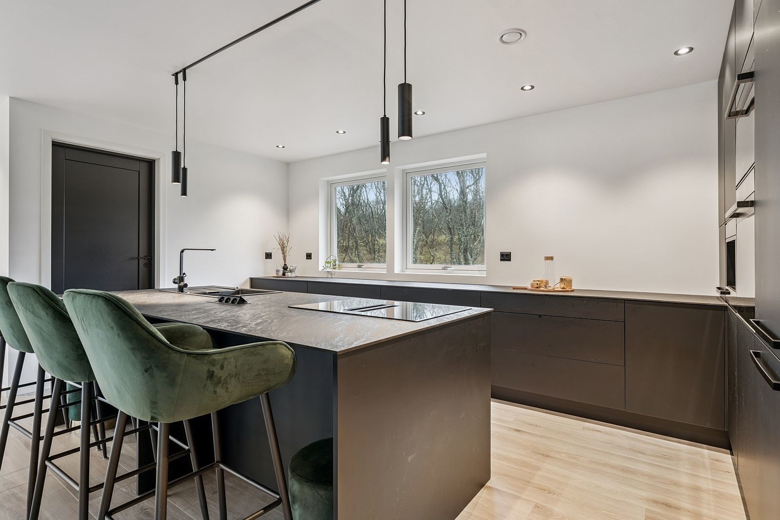 Praktisk sittegruppe på deler av kjøkkenøy Galleribilde