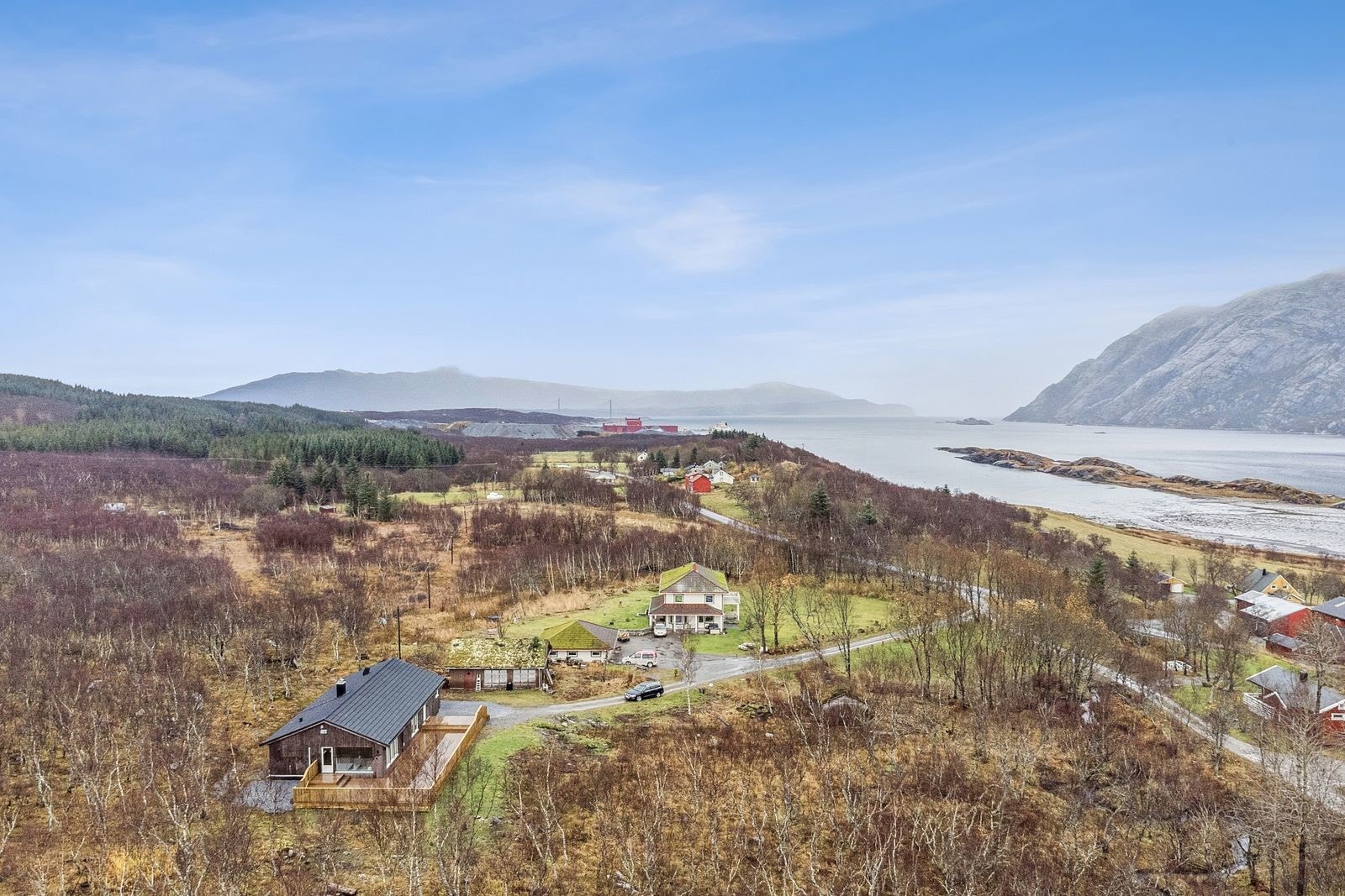 Her bor du landlig, men samtidig bare en kort kjøretur fra sentrum med butikker, skole, barnehage, idrettsanlegg og kulturtilbud Galleribilde