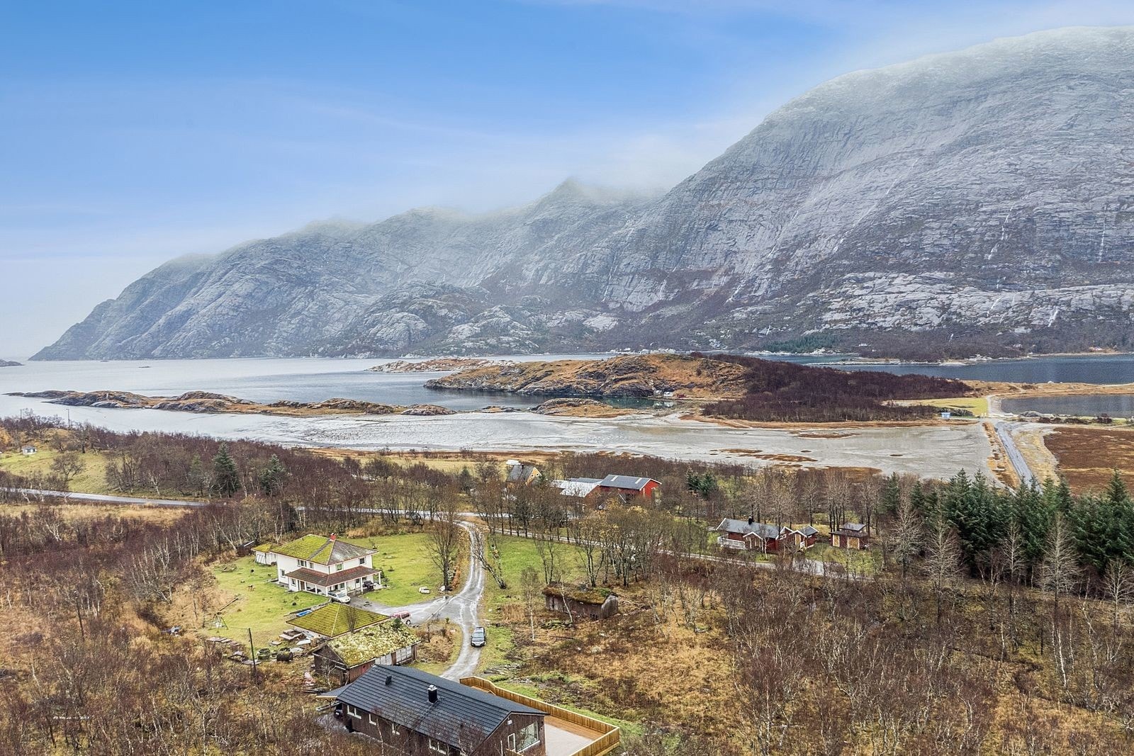 Nydelig turterreng rett utenfor døra. Med på kjøpet følger en renoveringsklar garasje og en fritidsbolig på eiendommen. Galleribilde