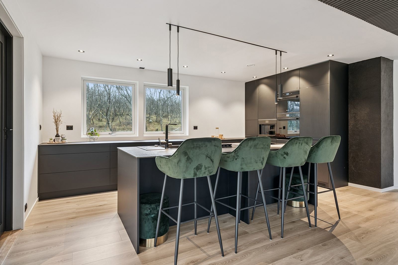 Kjøkkenet er funksjonelt og moderne med åpen løsning mot stuen som gjør det enkelt å holde kontakten med familie og gjester Galleribilde