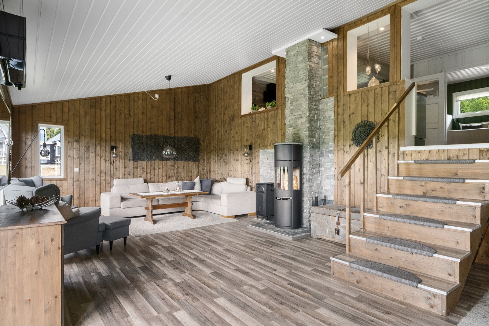 Stuen ligger et halvt plan ned fra hovednivået i hytta, noe som gir en koselig og litt avskjermet følelse. Galleribilde