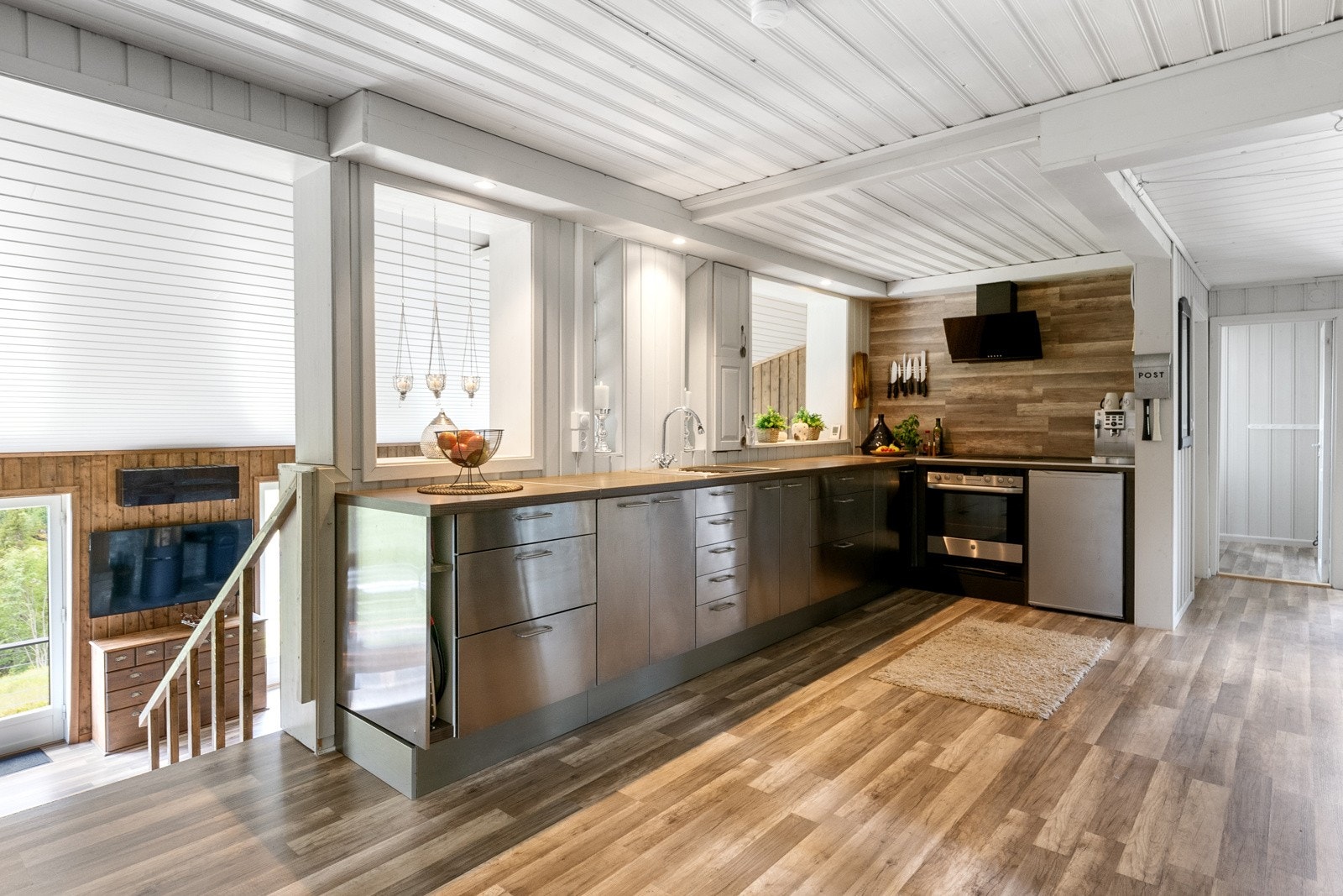 Kjøkkenet er utformet med en innredning som inkluderer laminerte skrog og benkeplater, samt underskap med aluminiumsfronter. Stekeovn og keramisk koketopp er integrert i innredningen, mens det er avsatt plass til et frittstående kjøleskap. Galleribilde