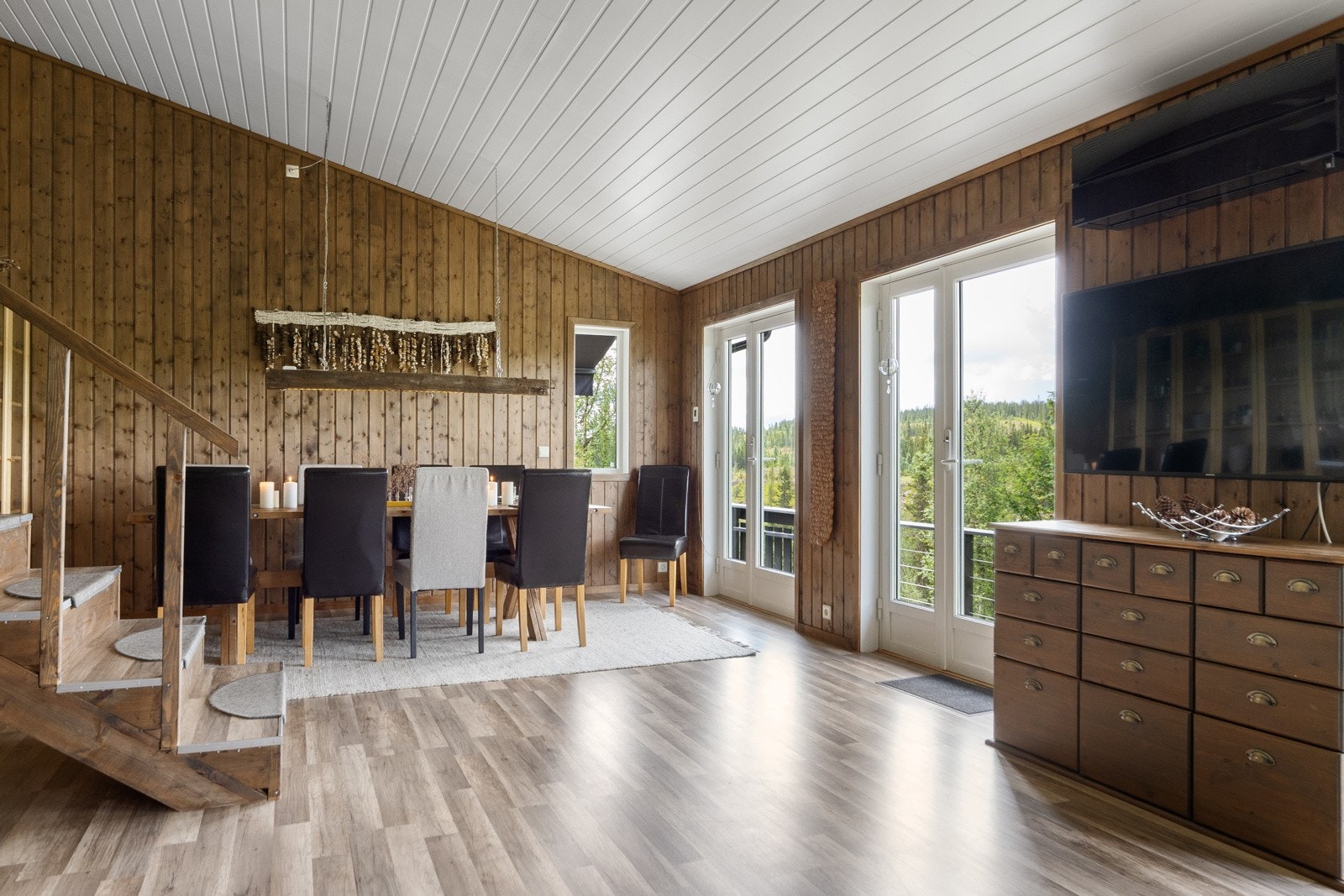 Fra stuen er det utgang til en stor, sørvendt terrasse som byr på et flott utsyn, ideelt for å nyte solrike dager Galleribilde