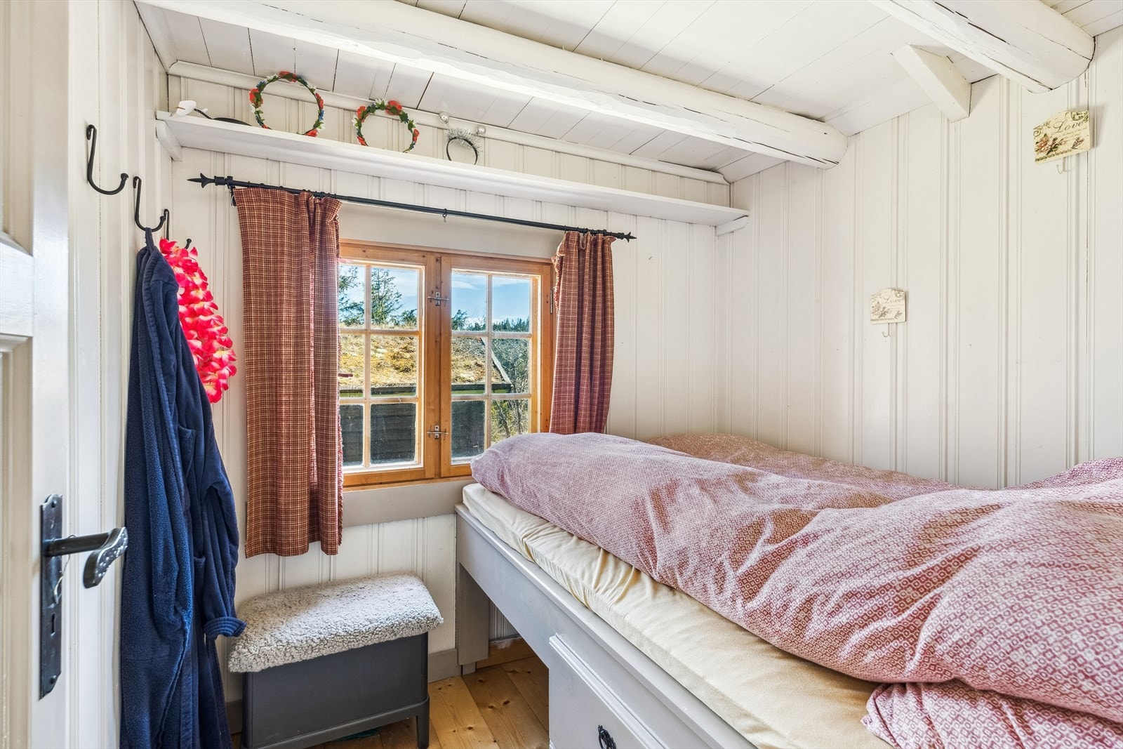 Under dobbeltsengene er det smarte løsninger med plassbygde skuffer for oppbevaring. Galleribilde