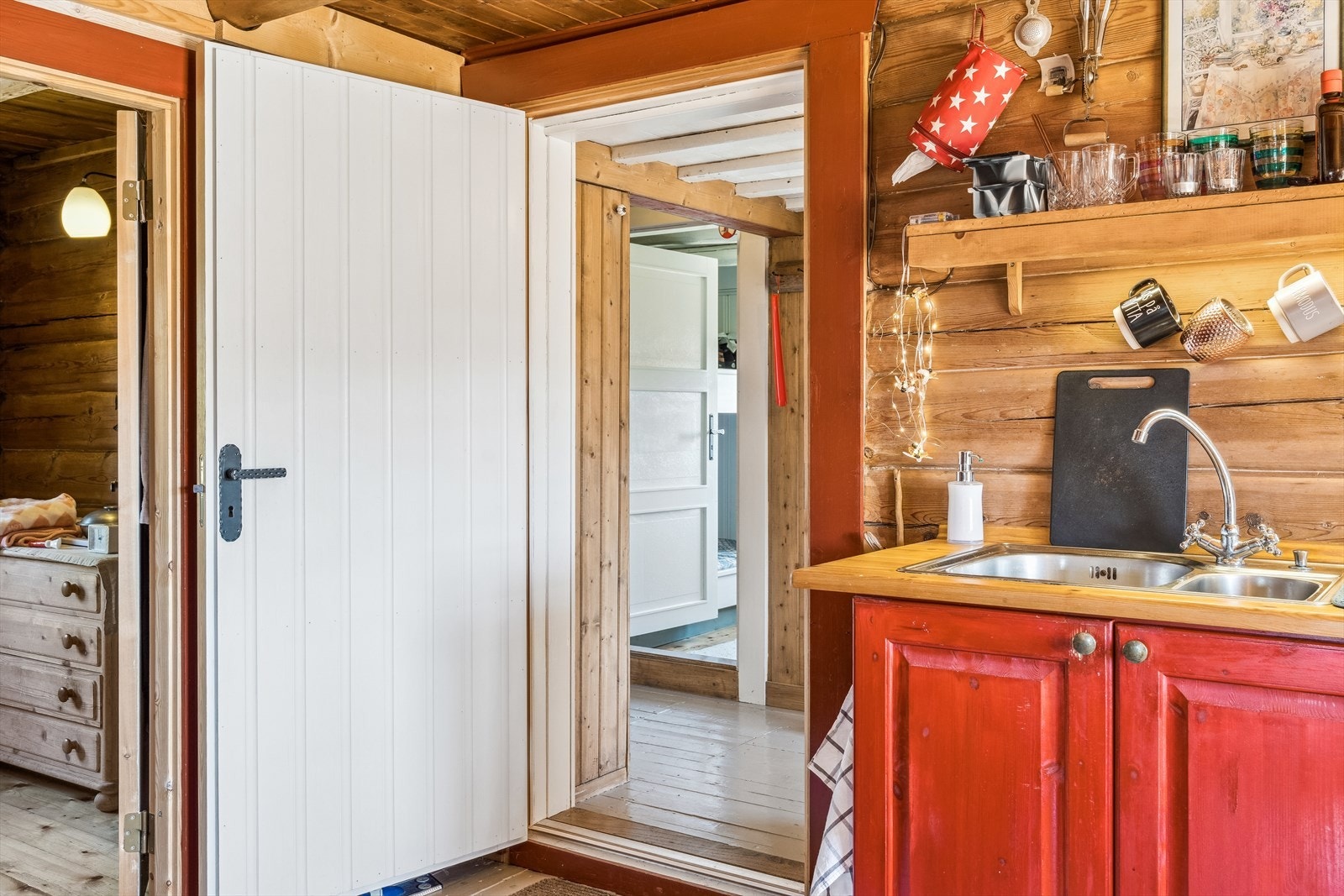 På kjøkkenet ble det i 2010 satt inn ny innredning. Galleribilde