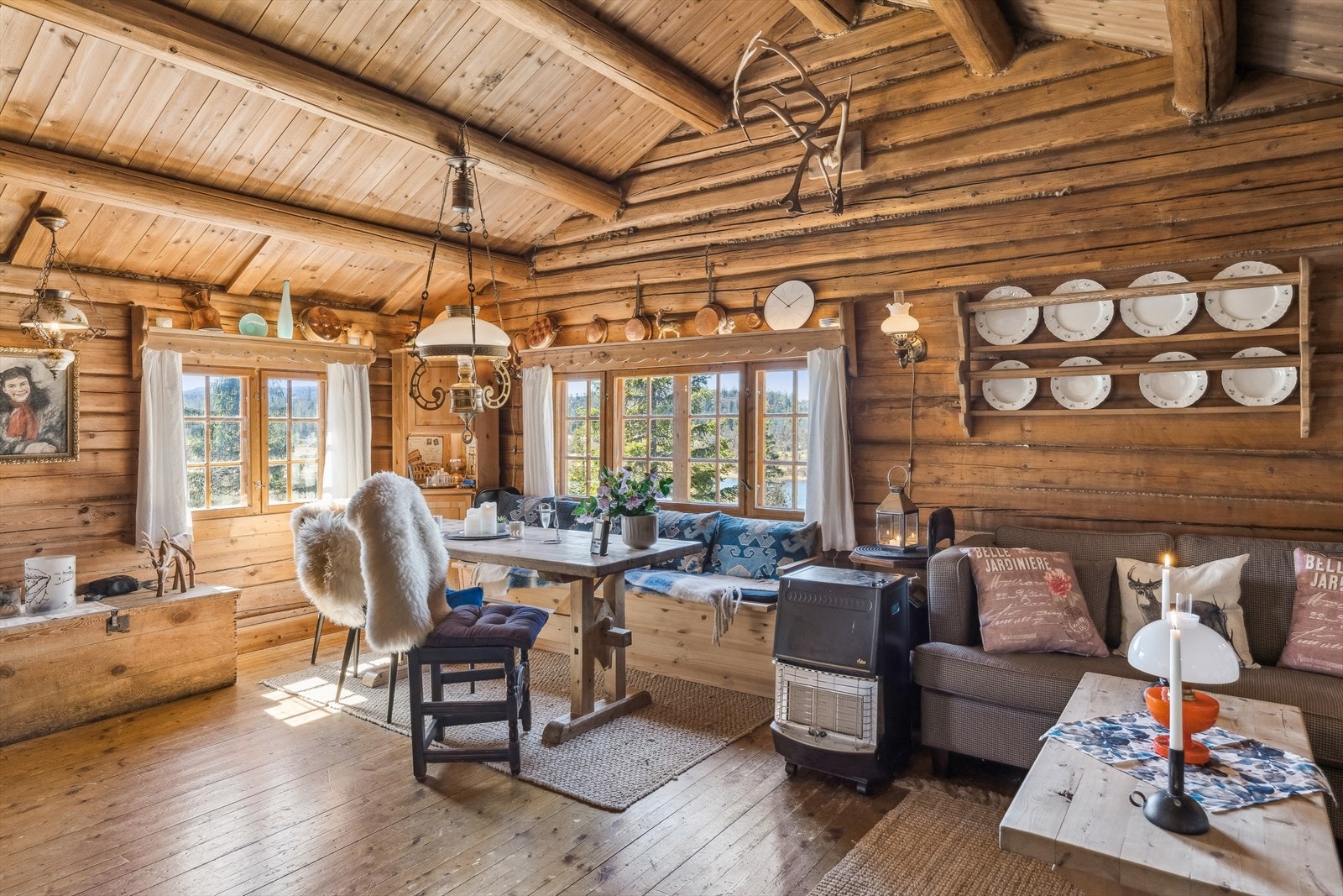 I stua er det mange vinduer som slipper utsikten og lyset inn. Galleribilde