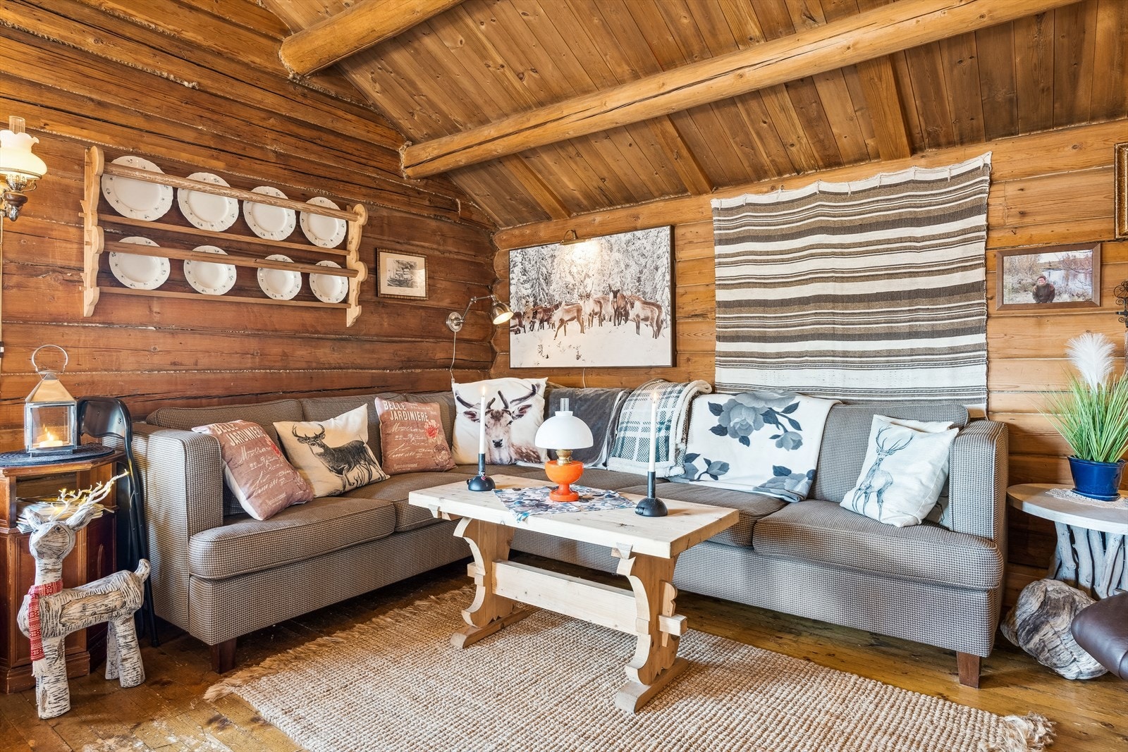 Deler av hytta er opprinnelig en eldre tømmerbygning og de laftede stokkene gir en lun romfølelse. Galleribilde