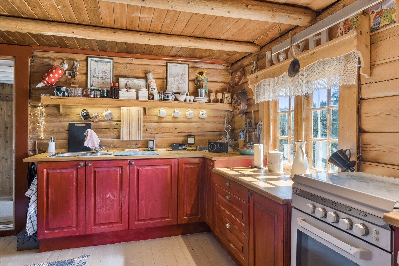 Det er også montert en Wallas "ring hytta varm", slik at det er lunt og godt når en kommer opp på hytta. Galleribilde