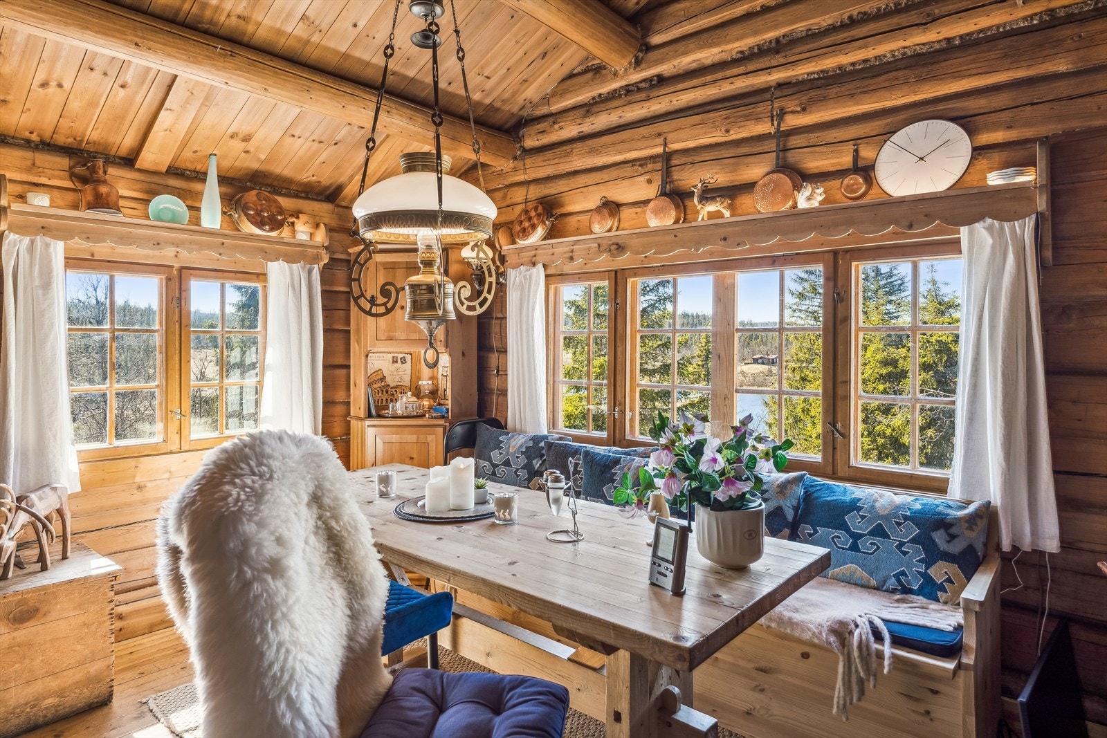 I stua er det god plass til både langbord og sofagruppe, og det er utgang til terreng via en mindre gang. Galleribilde