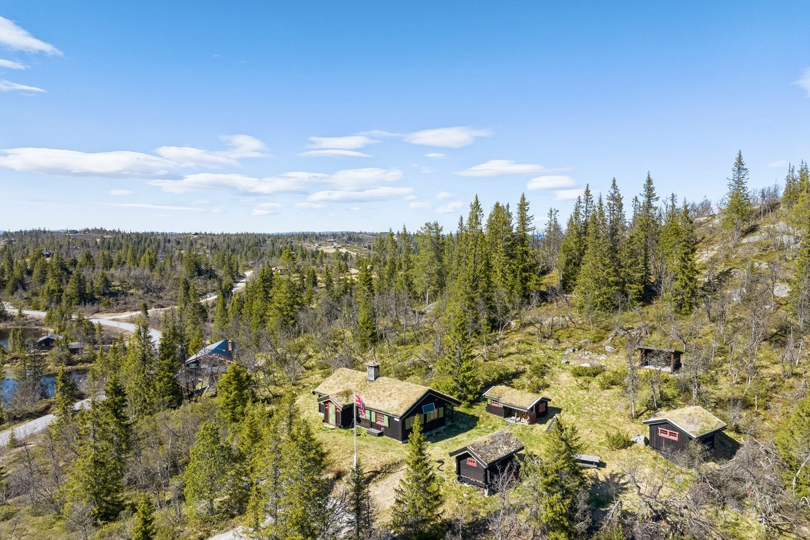 Hyttetunet ligger nydelig utsikt utover området. I øst ser en utover bygda, i sør ligger Skjenfjell, i sør-vest ser en oppover til Høgdefjell, og i vest ser en ned på Holmetjern og videre innover Teinvassåsen. Galleribilde