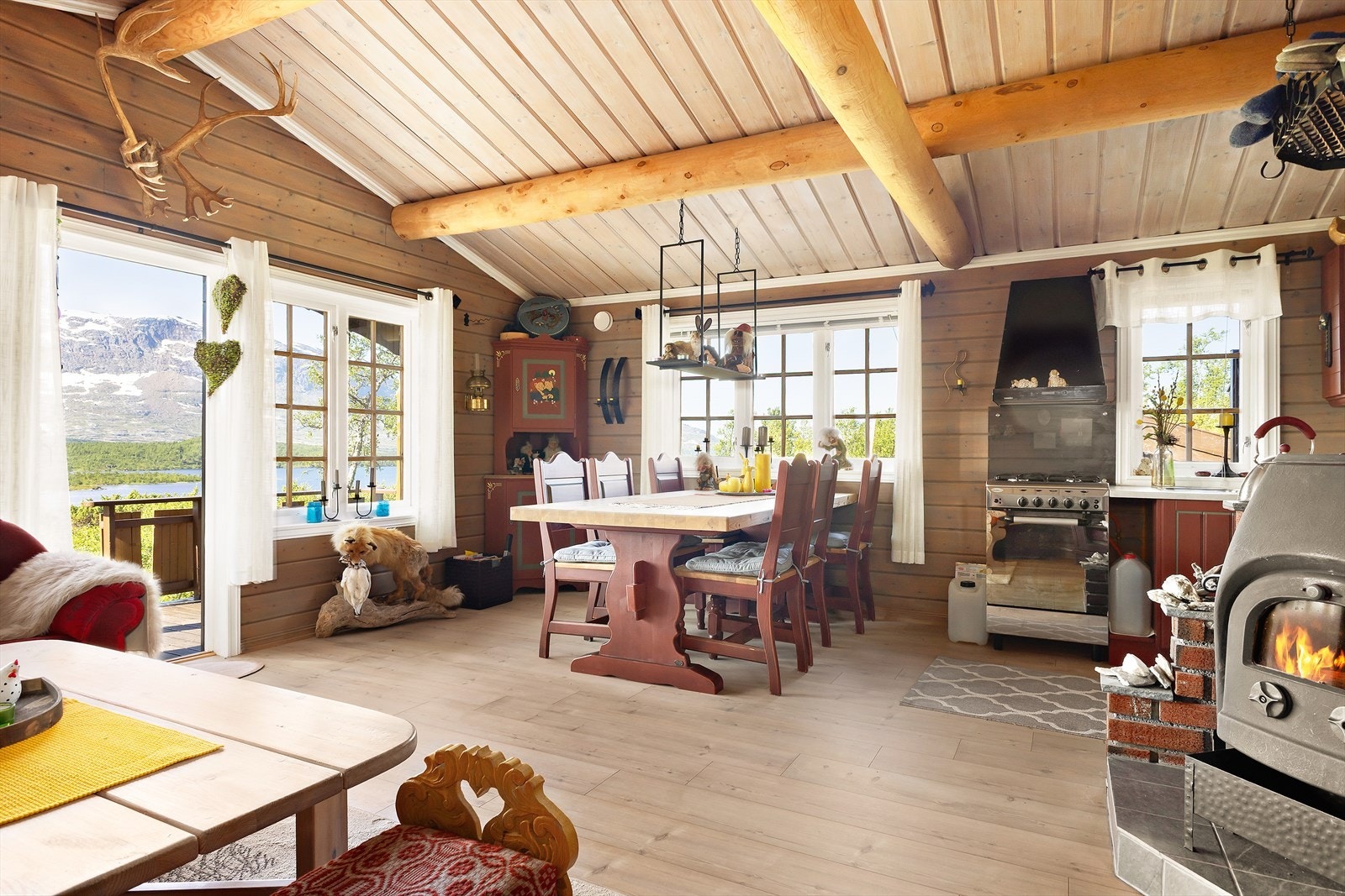 Med hytten kan du overta leieforhold på garasje i Umbukta. Hytta er 59 m2, og har et praktisk uthus med sanitærrom med dusj og badstue. Galleribilde