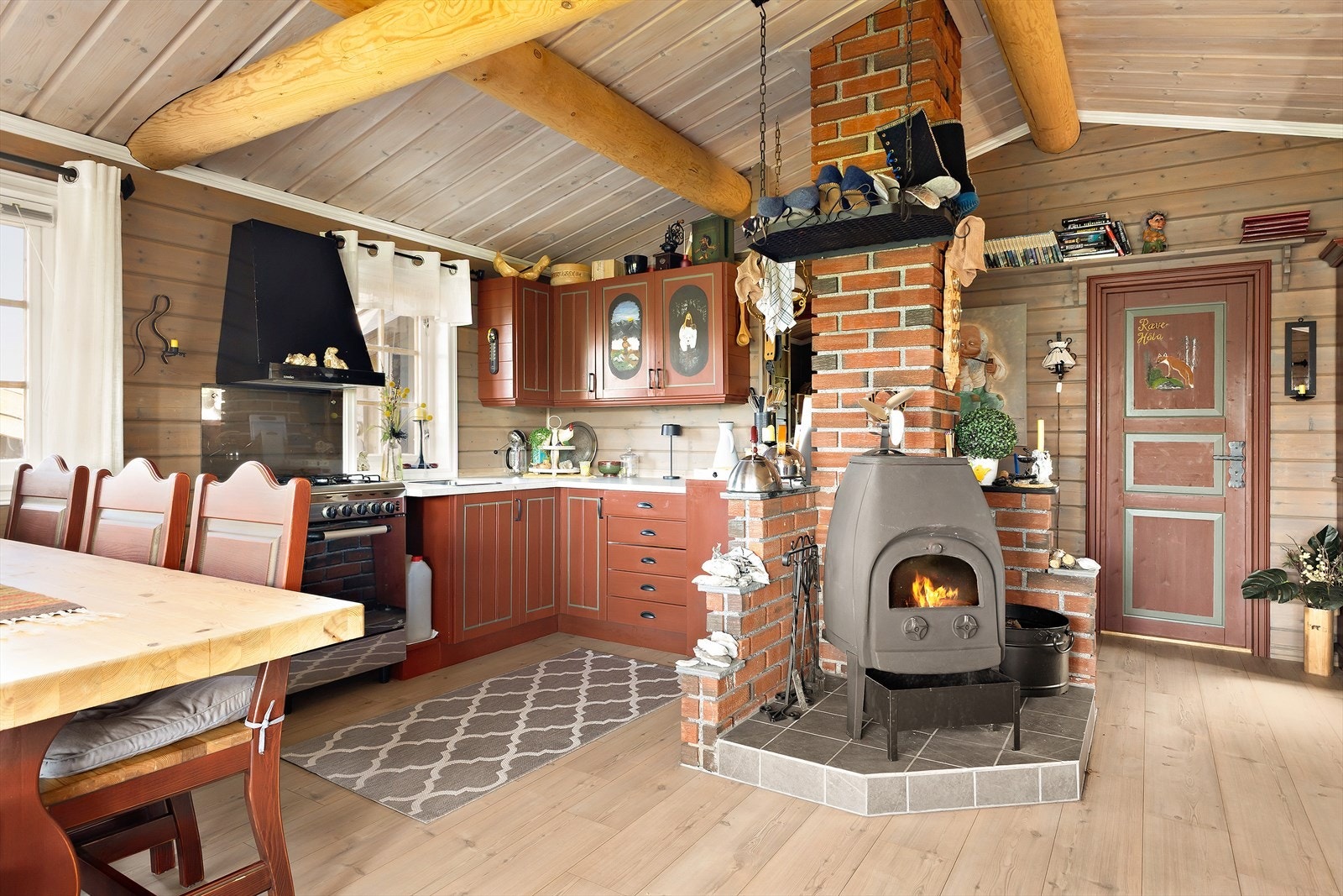 Komfyr, kjøleskap og fryser som går på gass medfølger. Det er laget et praktisk kjølerom under bjelkelag i kjøkken med luke i gulvet under matten, som er murt og isolert. Galleribilde