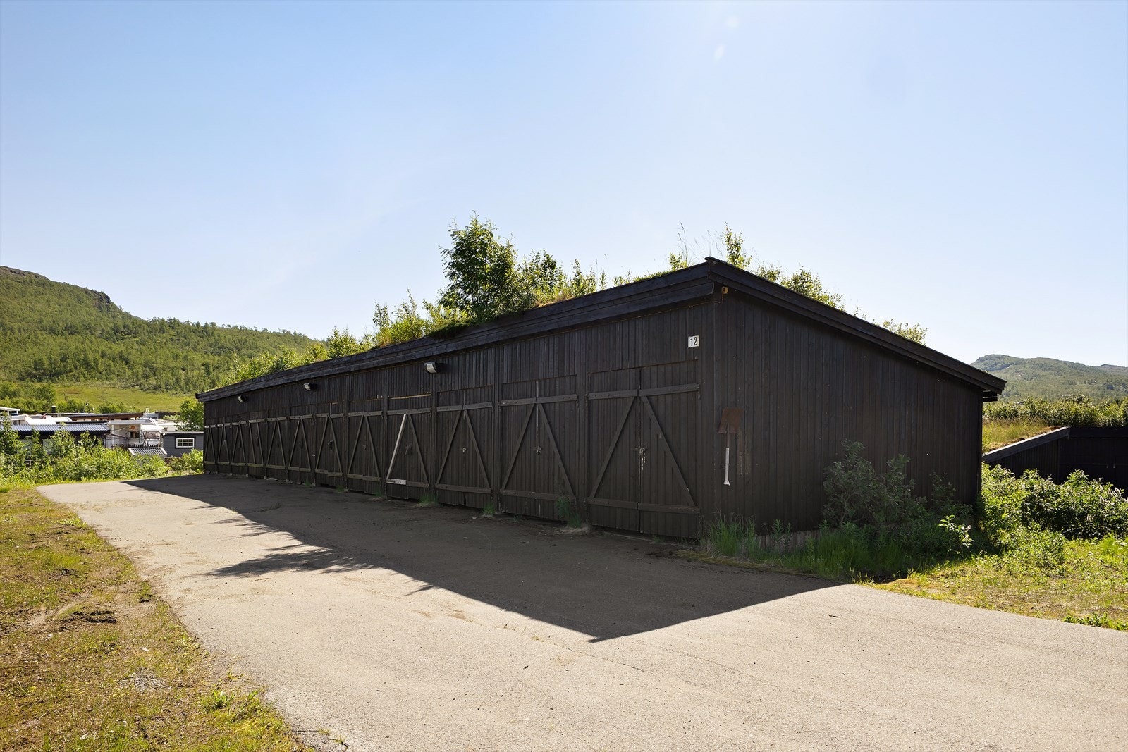 Kjøper kan overta garasje i Umbukta. Årsavgiften for 2025 er kr. 6 918, og denne er betalt av selger. For øvrig vinterstid er det en stor parkeringsplass ved E12 med betalingsløsning. Galleribilde