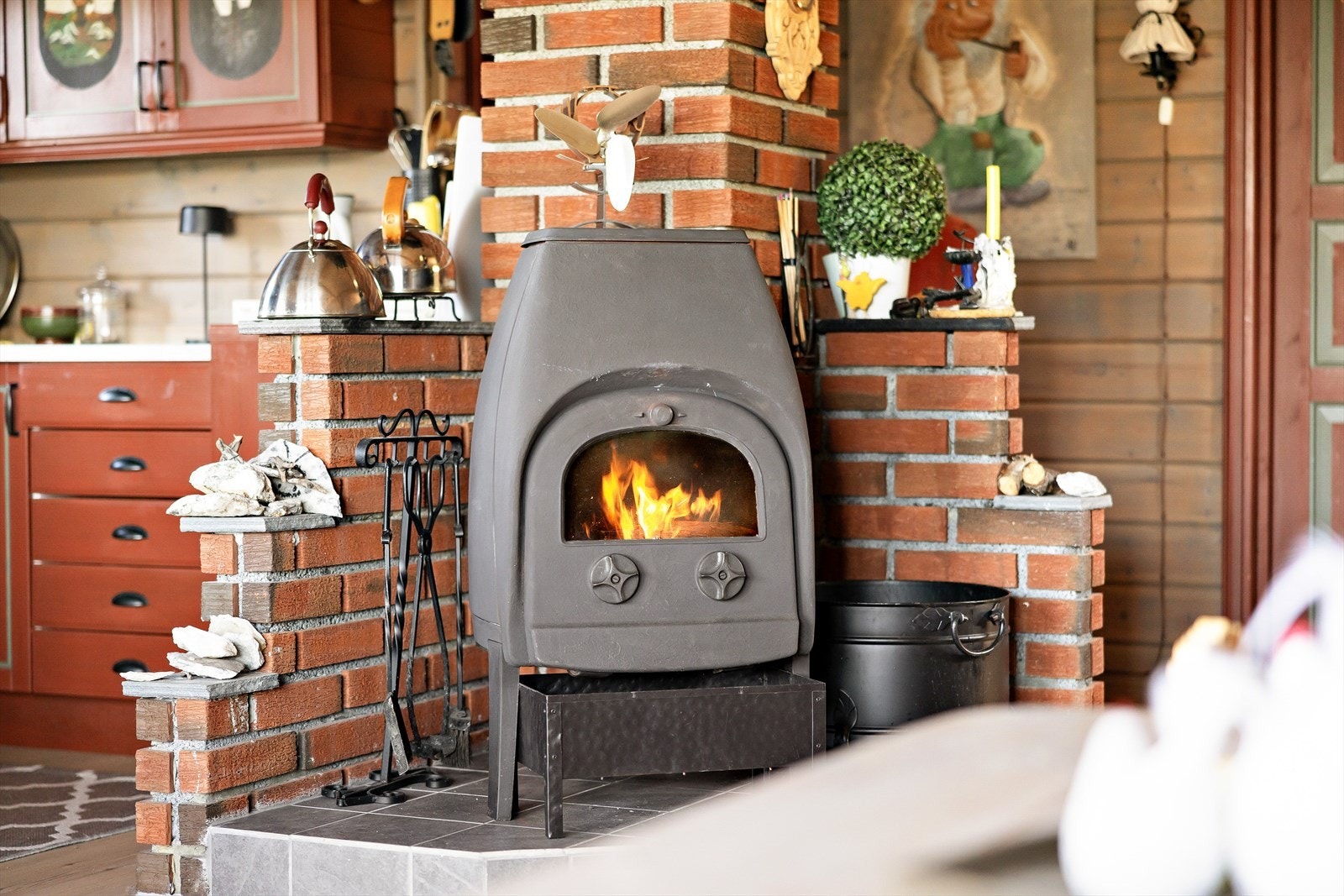 Sommerstid hentes vann rett bak hytten. Vinterstid har nåværende eier hentet vann litt lenger bort fra hytten. Galleribilde