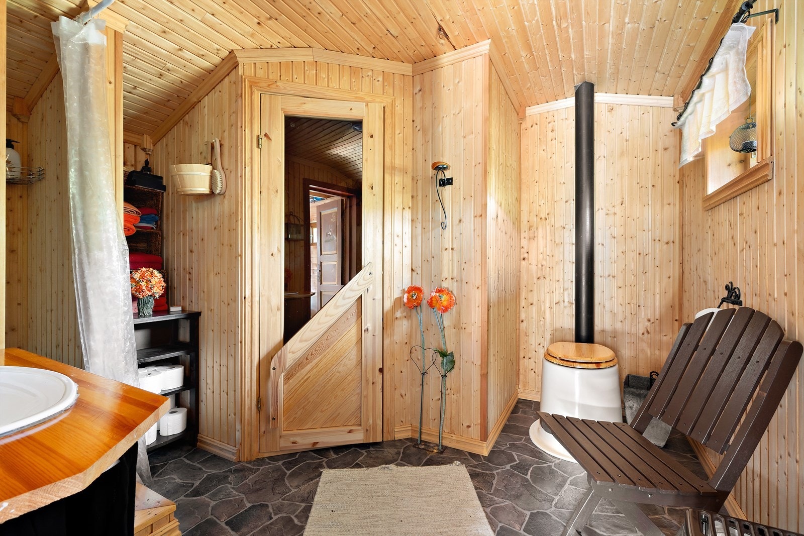 Sanitærrommet er utrustet med muldo med kammer, badstue, dusj og håndvask. Galleribilde