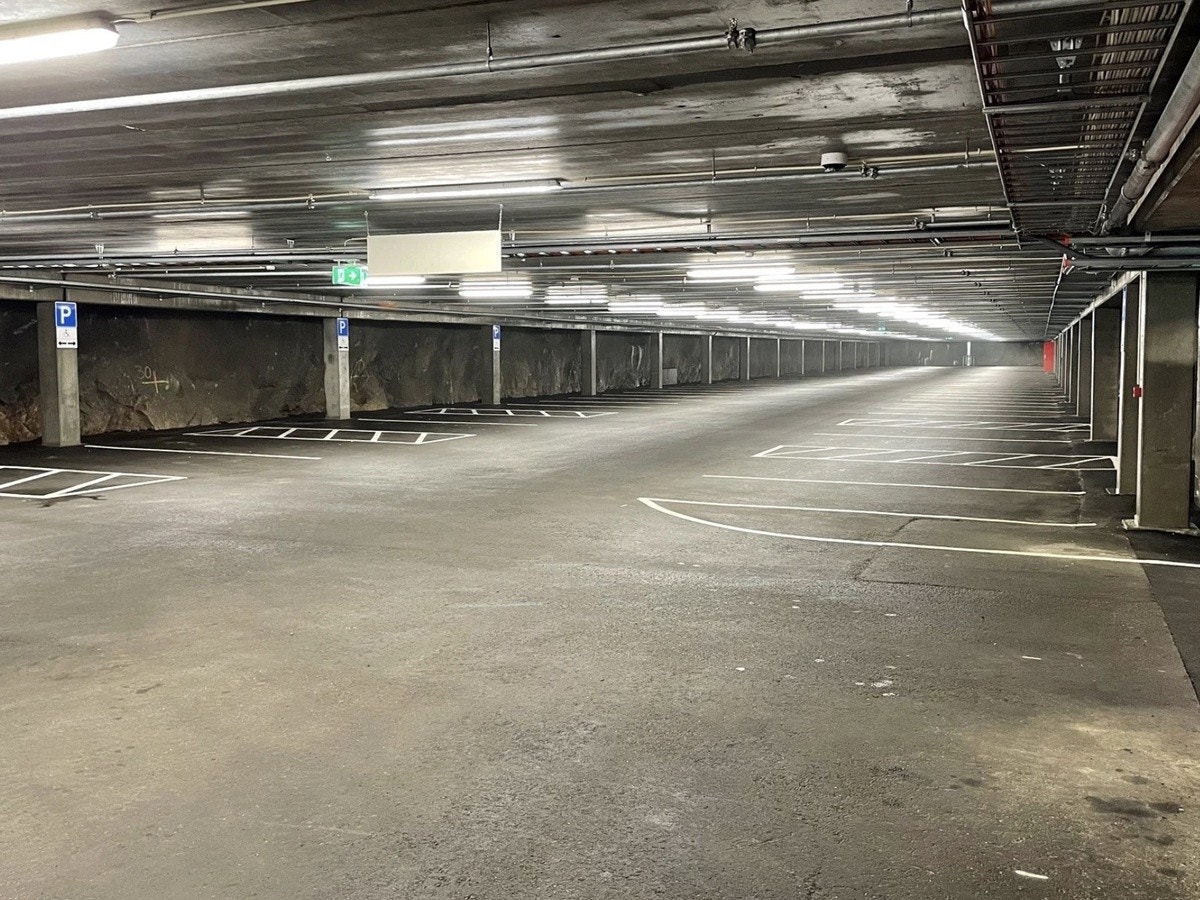 Parkering i fjellhallen. Galleribilde