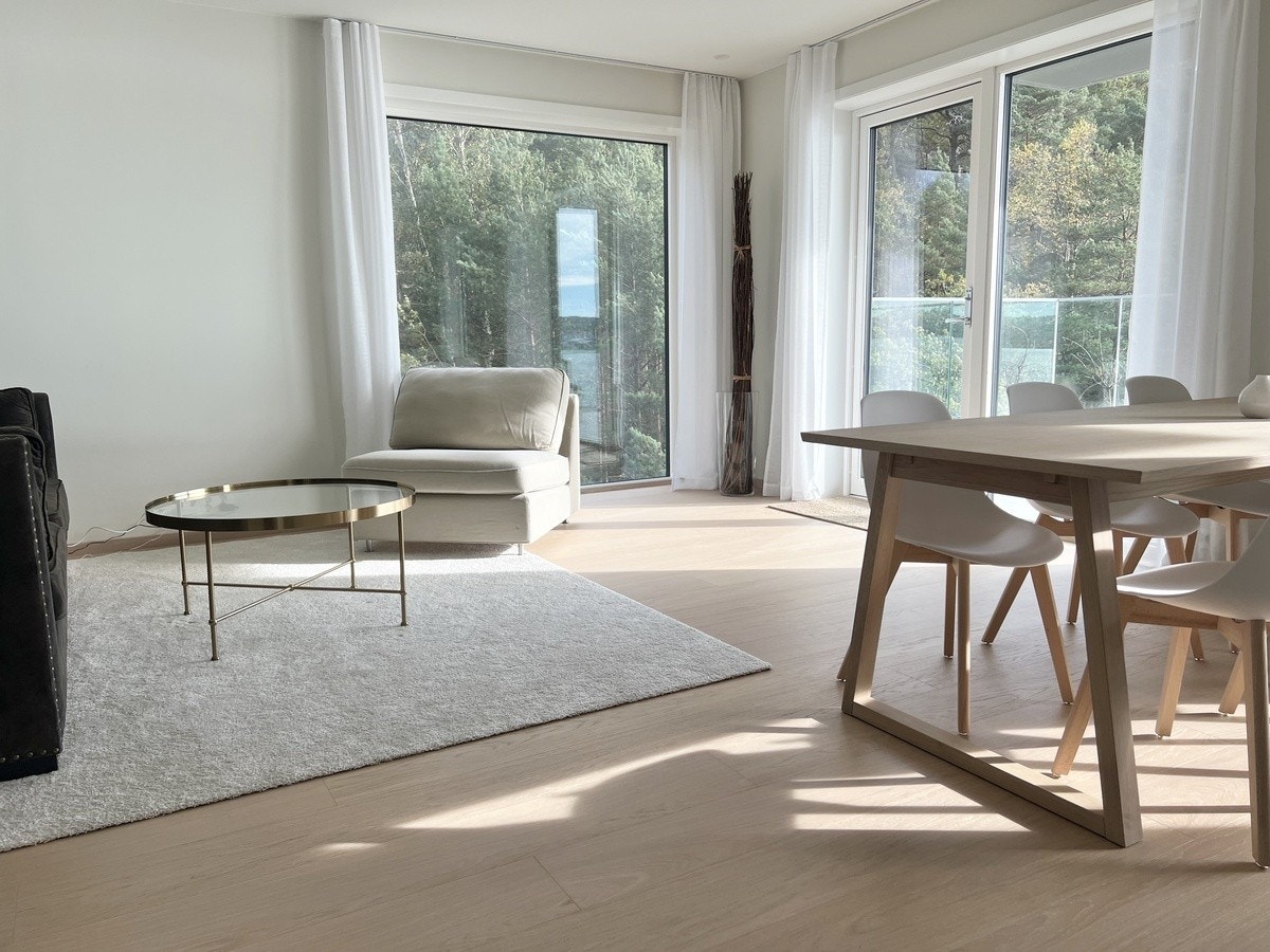 Stue med utgang til balkong. Galleribilde