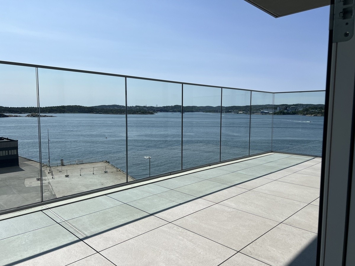 Romslig solrik balkong på 13 m2. Galleribilde