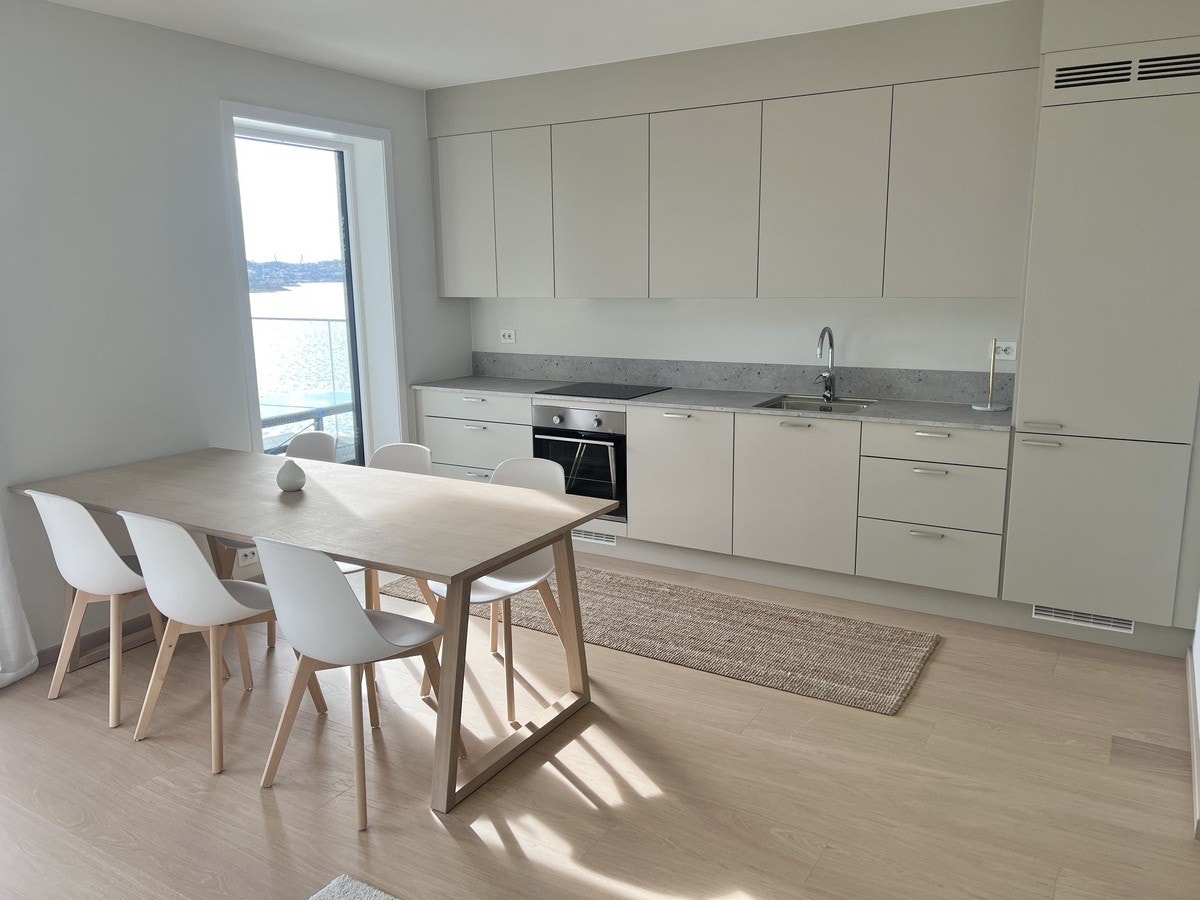 Kjøkken med stort spisebord. Galleribilde