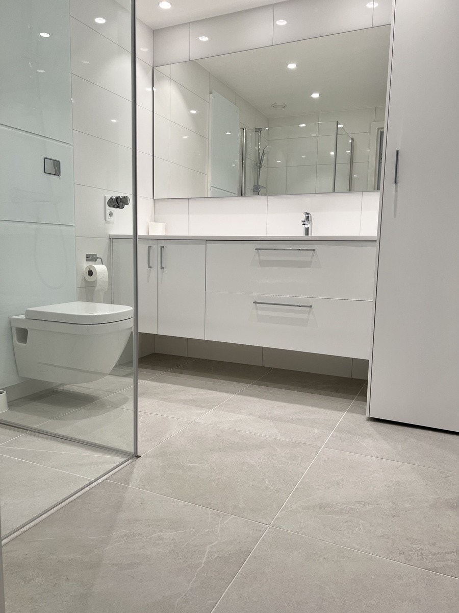 Flislagt bad med skap for vaskemaskin/tørketrommel. Galleribilde