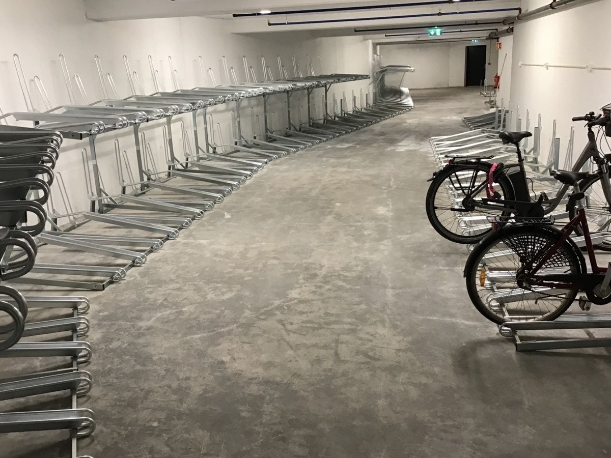 Låst innendørs sykkelparkering. Galleribilde