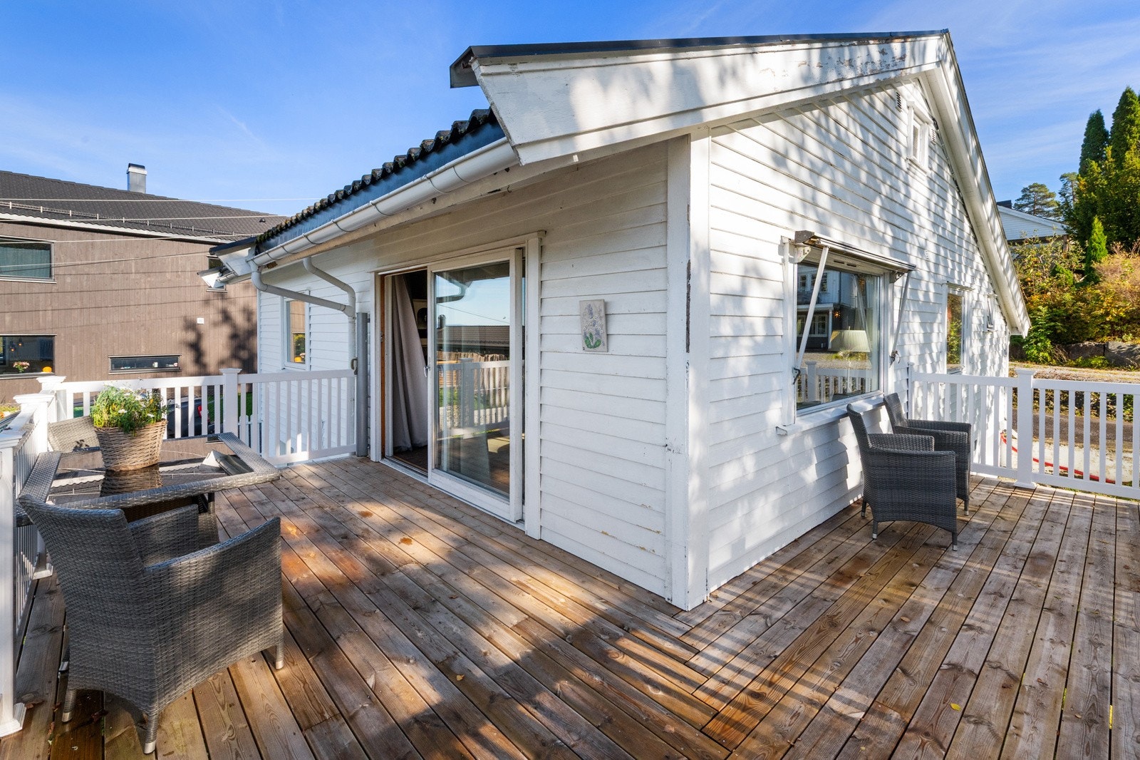 Nyoppført terrasse på 22 m² med utgang via skyvedør fra stuen Galleribilde