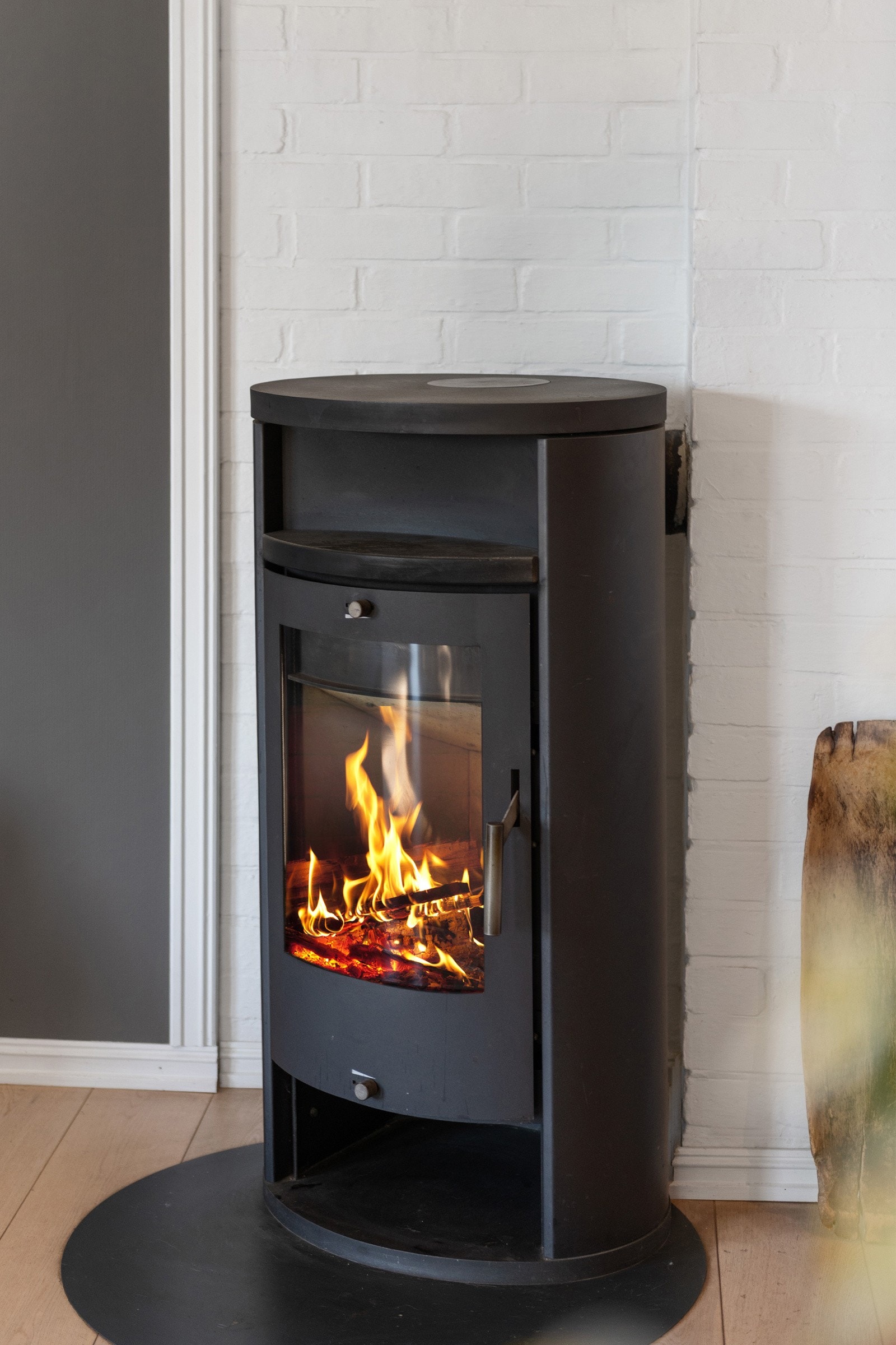 Fin peisovn i stue i 1. etasje Galleribilde