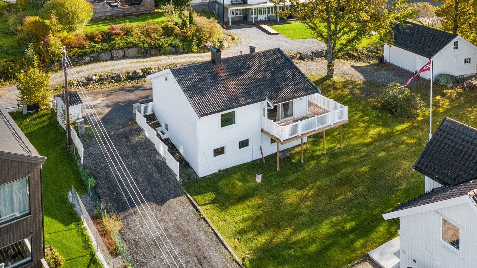 Boligen ligger innerst i blindvei med kort vei til skoler og idrettsanlegg Galleribilde