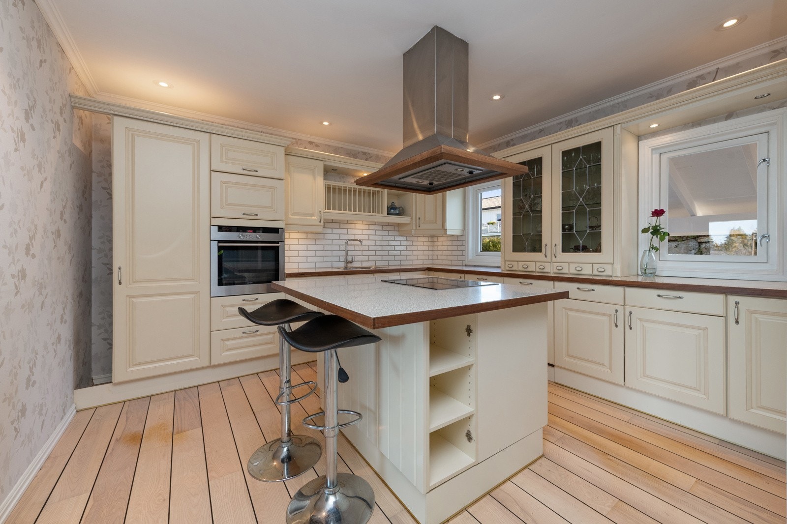 Flott JKE kjøkkeninnredning med stor kjøkkenøy. Lyst skipsgulv Galleribilde