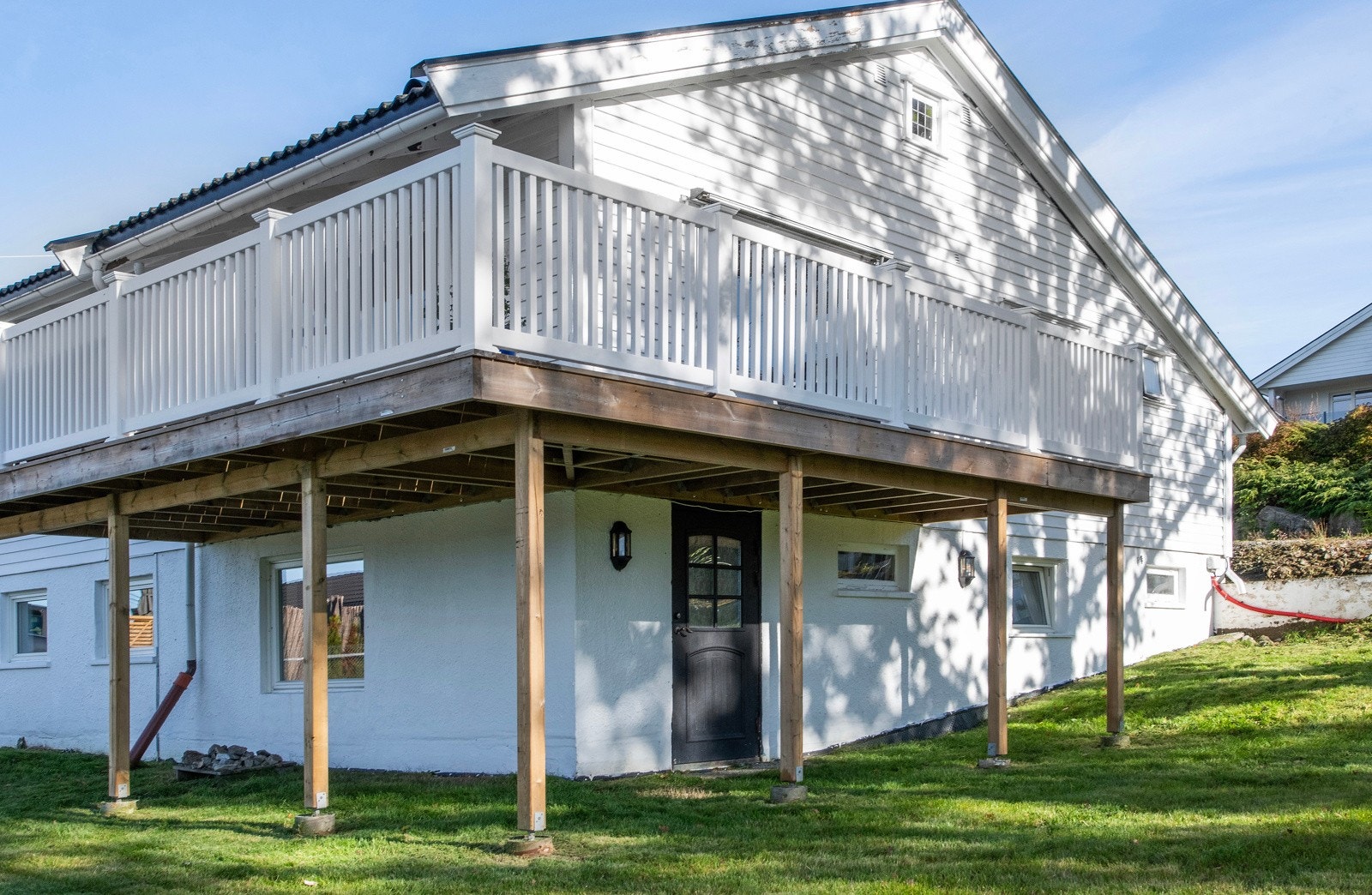 Det er inngang til kjeller i tillegg til hovedinngangen i 1. etasje Galleribilde