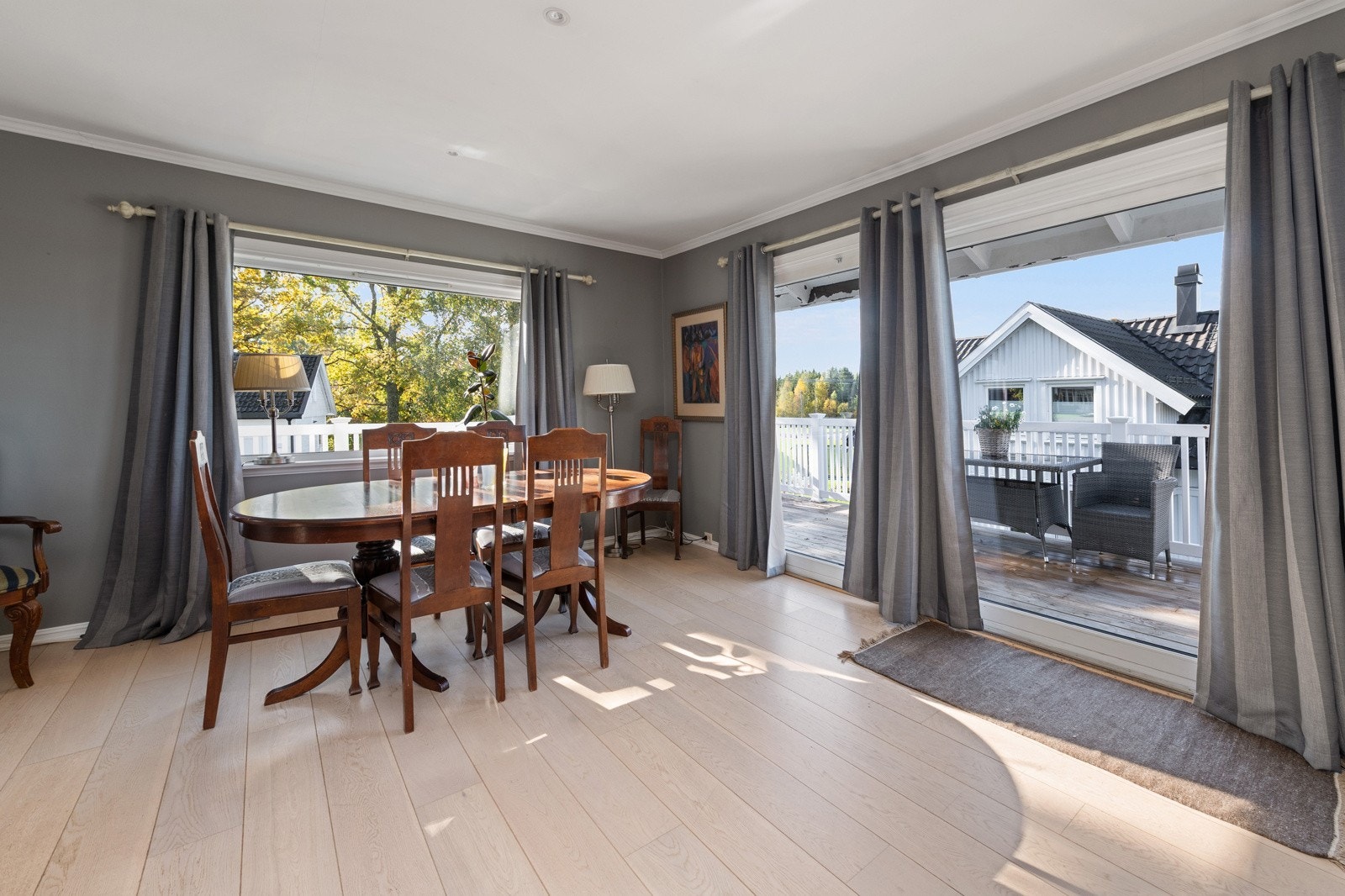 Fra stuen er det utgang til vestvendt terrasse via stor skyvedør Galleribilde