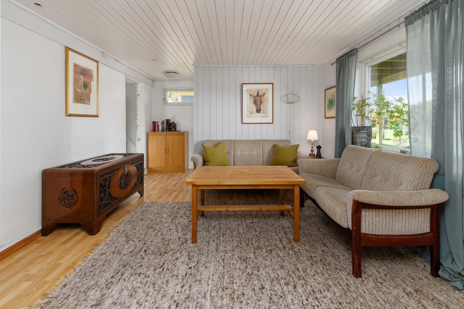 Innredet rom benyttet som stue i kjeller Galleribilde