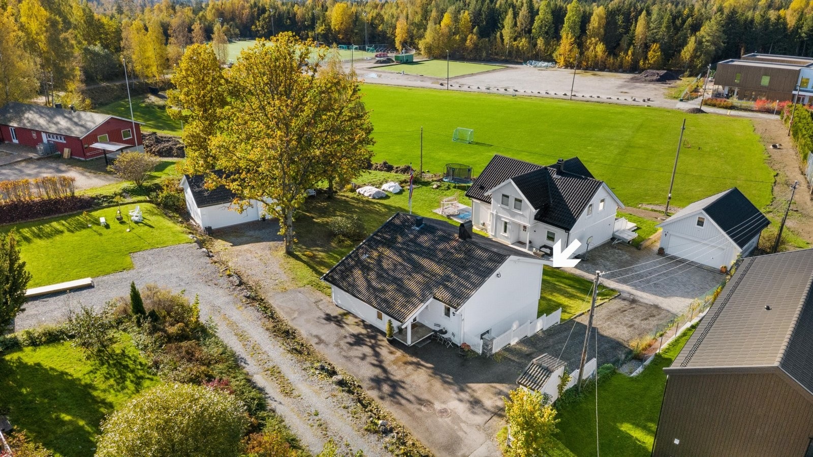 Eiendommen er beliggende nærme idrettsplassen på Nordby Galleribilde