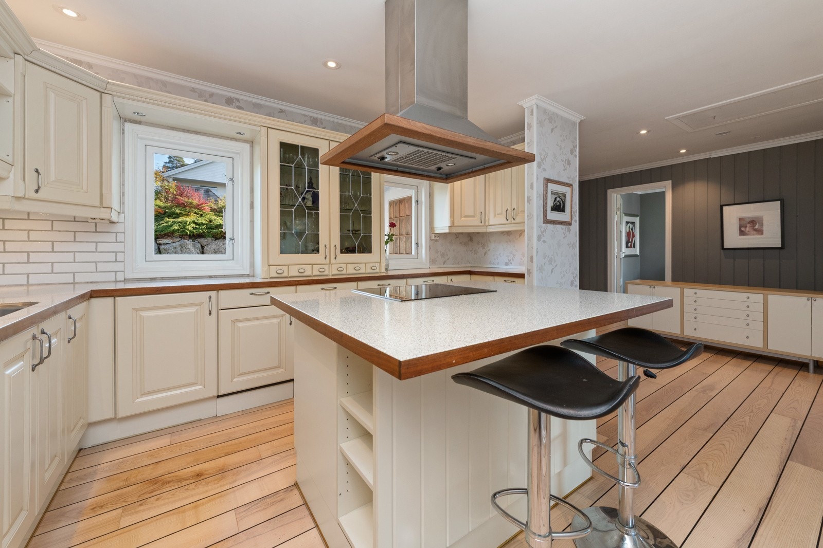 Kjøkkenøy med ventilator hengende fra tak - avtrekk ut Galleribilde