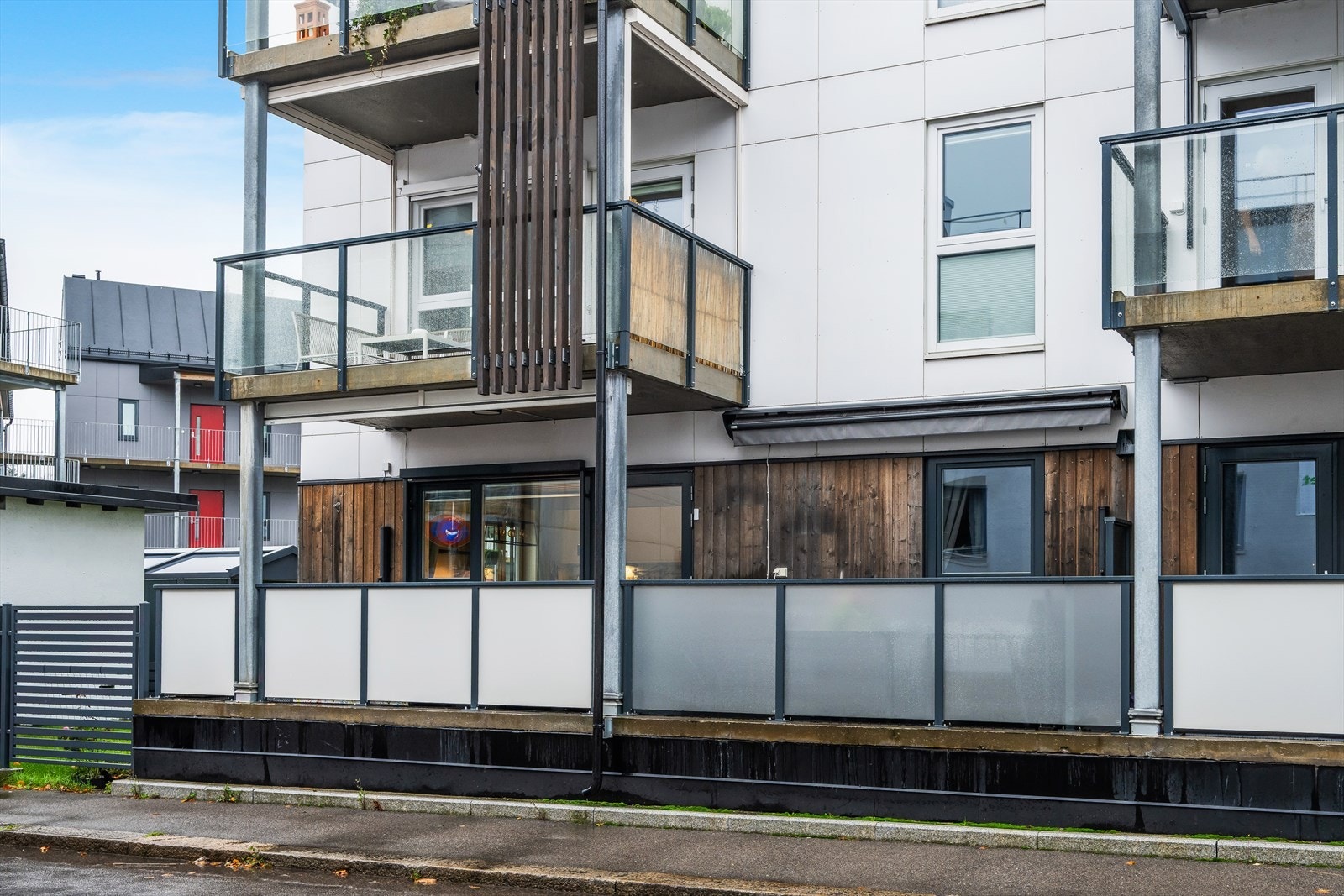 Bakongen med overbygget del og åpen del med markise. Galleribilde