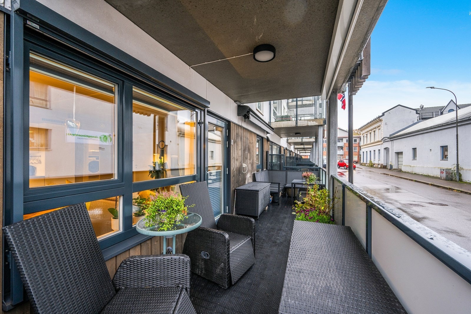 Sydvendt balkong ut mot sidegate. Galleribilde