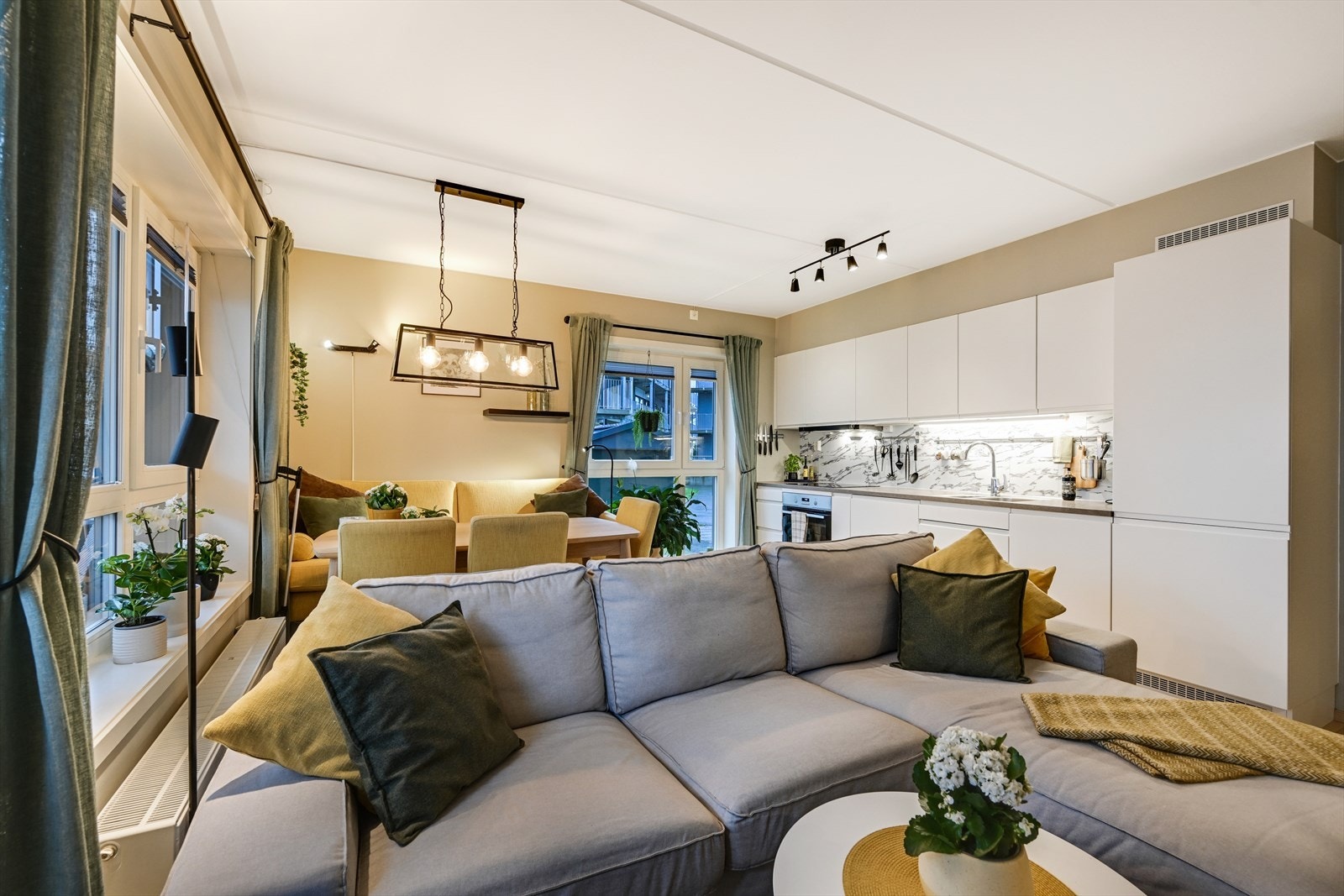 Hjørneleilighet med lys inn fra to sider. Galleribilde