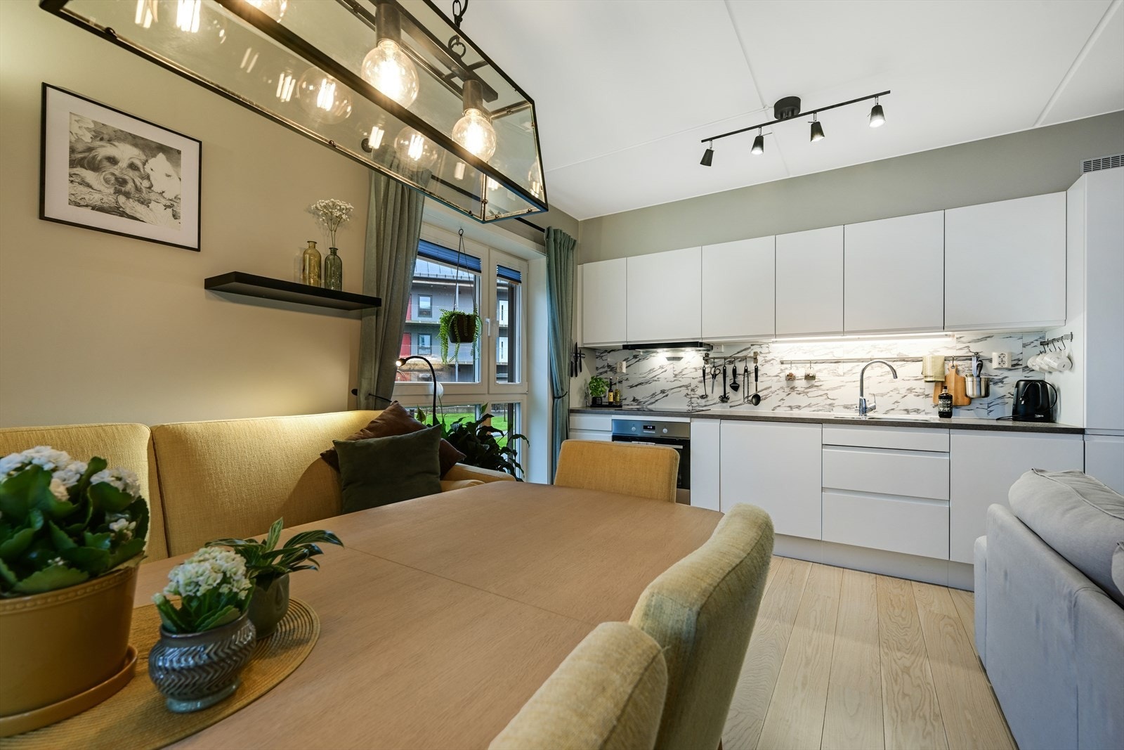 Spisestue og kjøkken med integrerte hvitevarer. Galleribilde