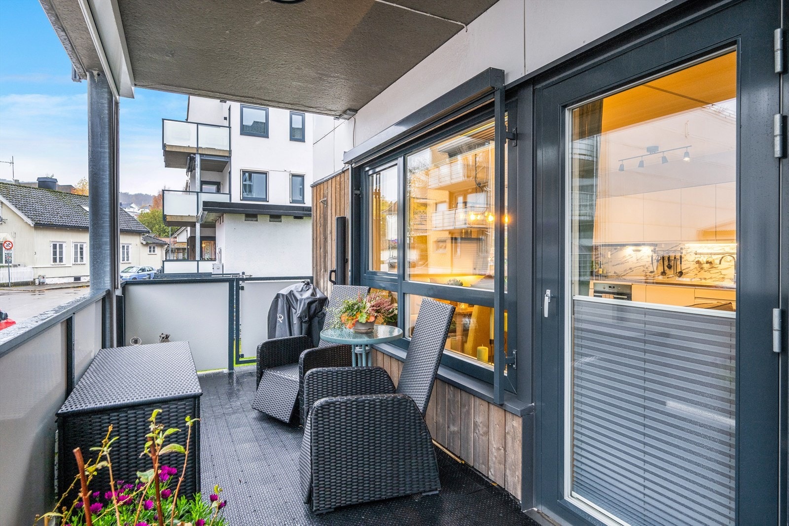 Overbygget sydvendt balkong med screens på både vindu og gelender. Galleribilde