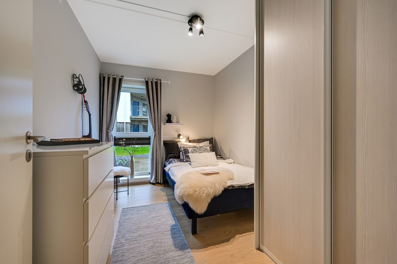 Soverom nr 2 med skyvedørsgarderobe. Galleribilde