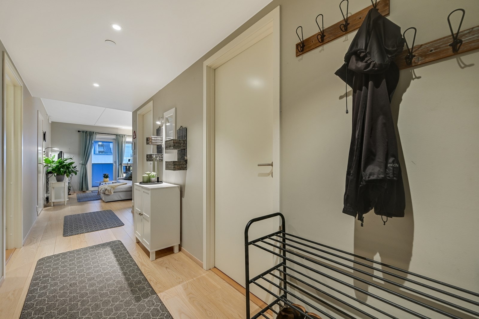 Entré med plass til å henge fra seg. Galleribilde