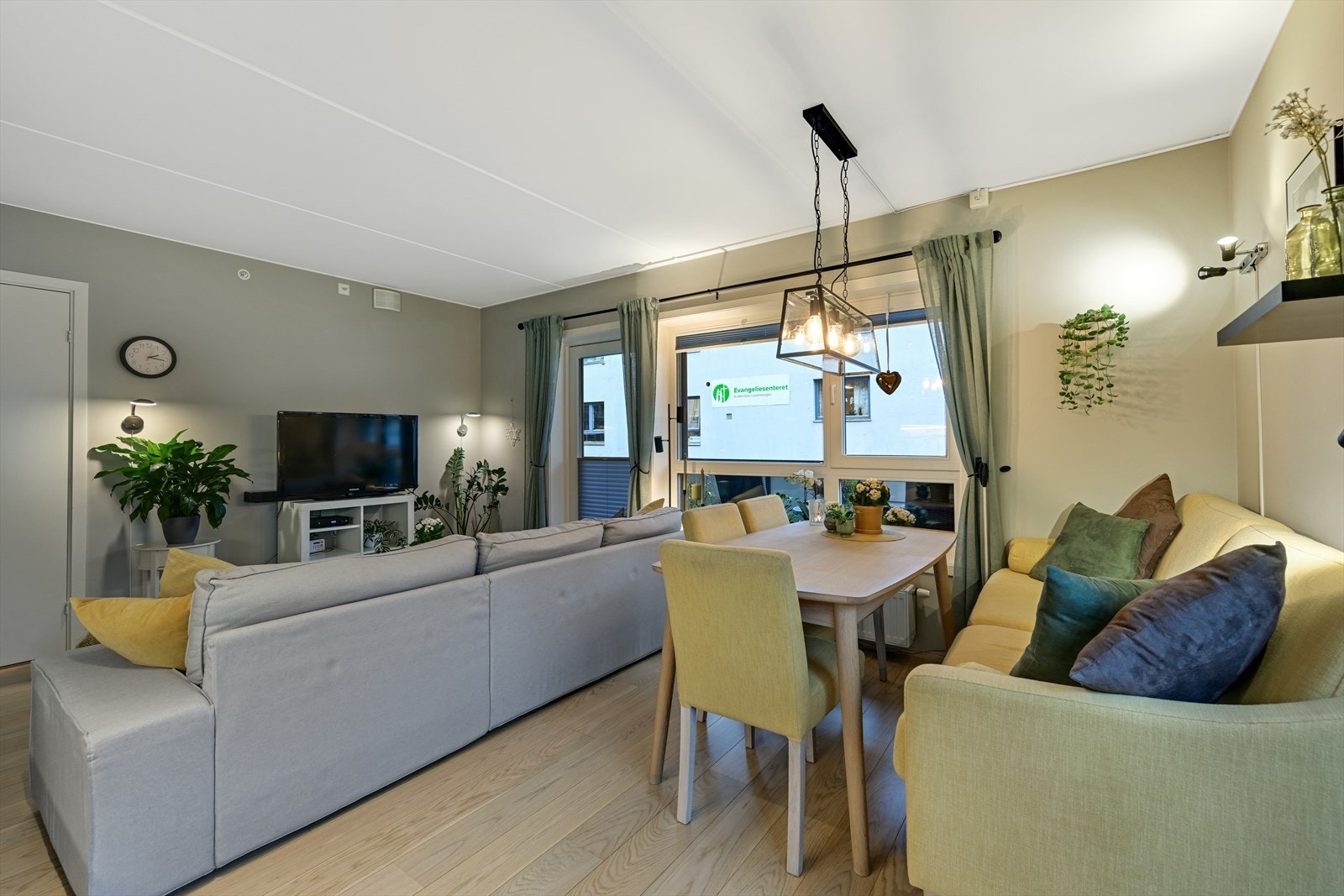 Spisestue med plass til spisesofa. Galleribilde